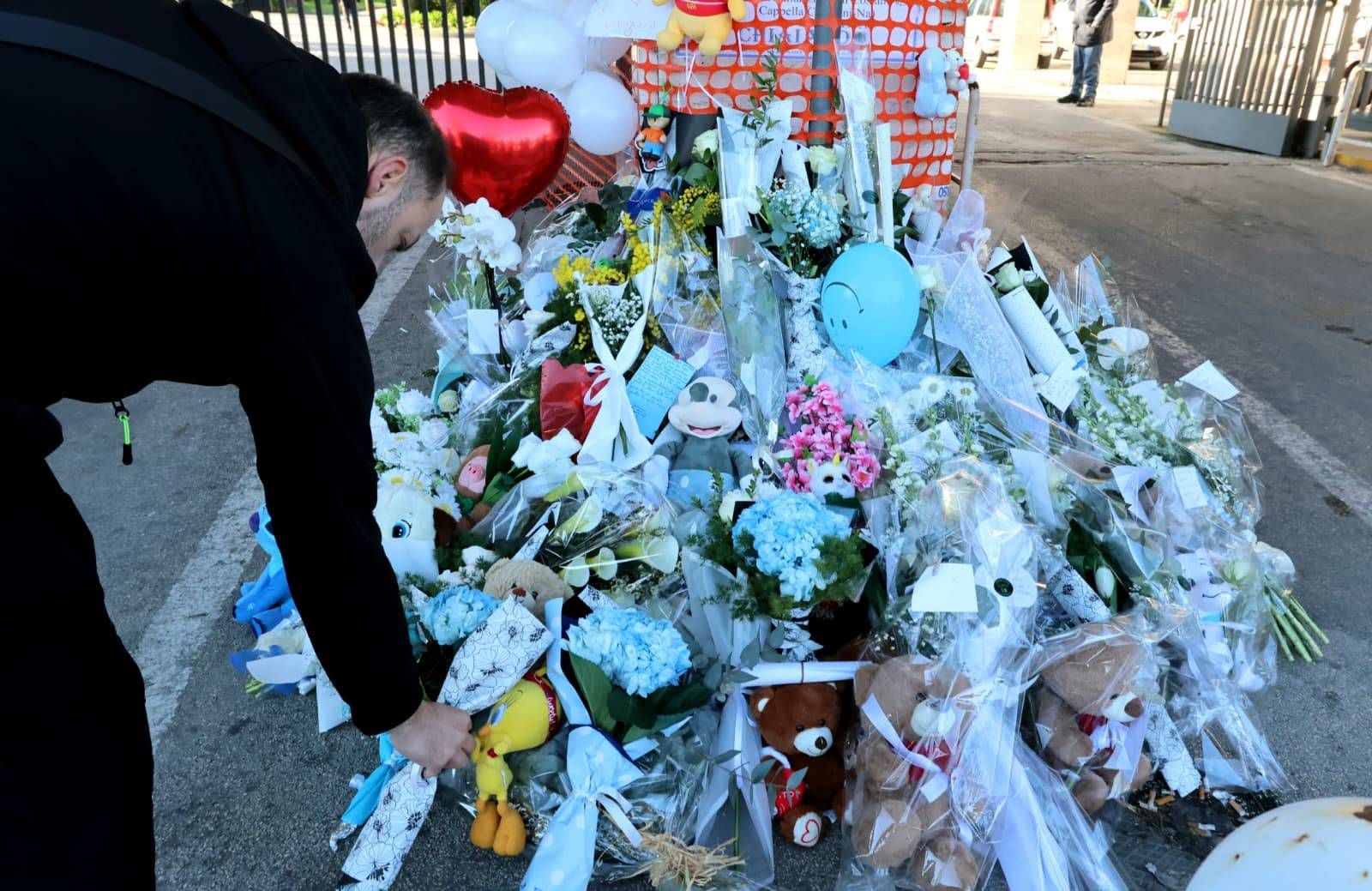 Vor dem Spital in Neapel wurden Blumen für den Zweijährigen abgelegt.