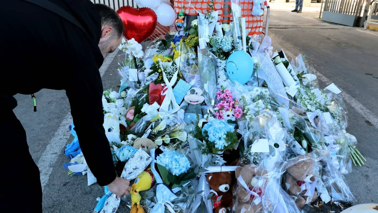 Vor dem Spital in Neapel wurden Blumen für den Zweijährigen abgelegt.