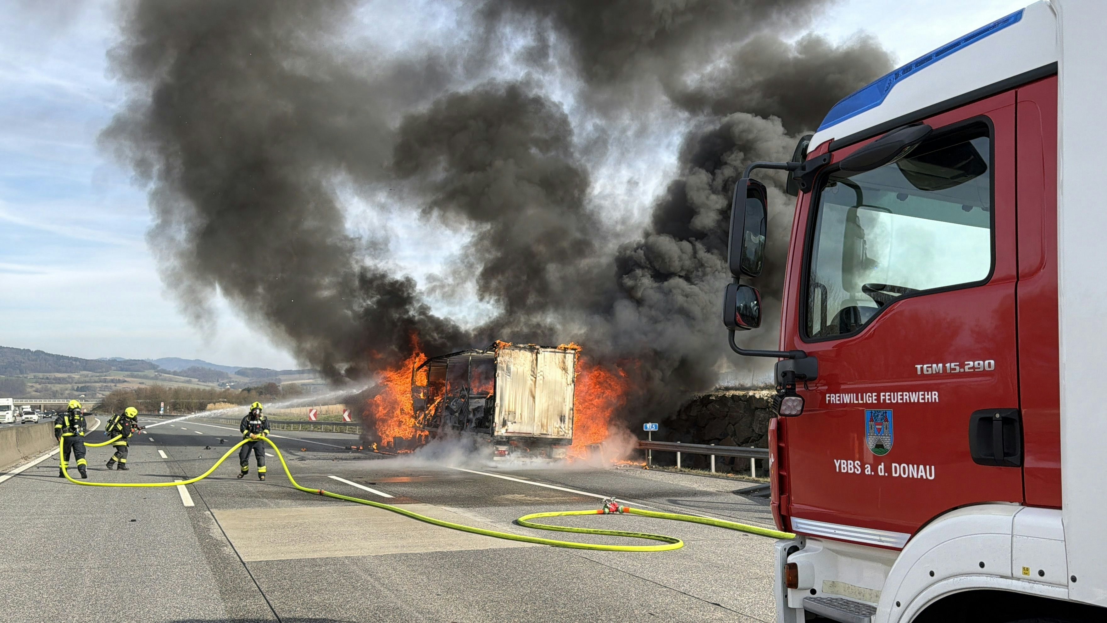 Heute.at - LKW geht in Flammen auf – A1 in Richtung Wien gesperrt