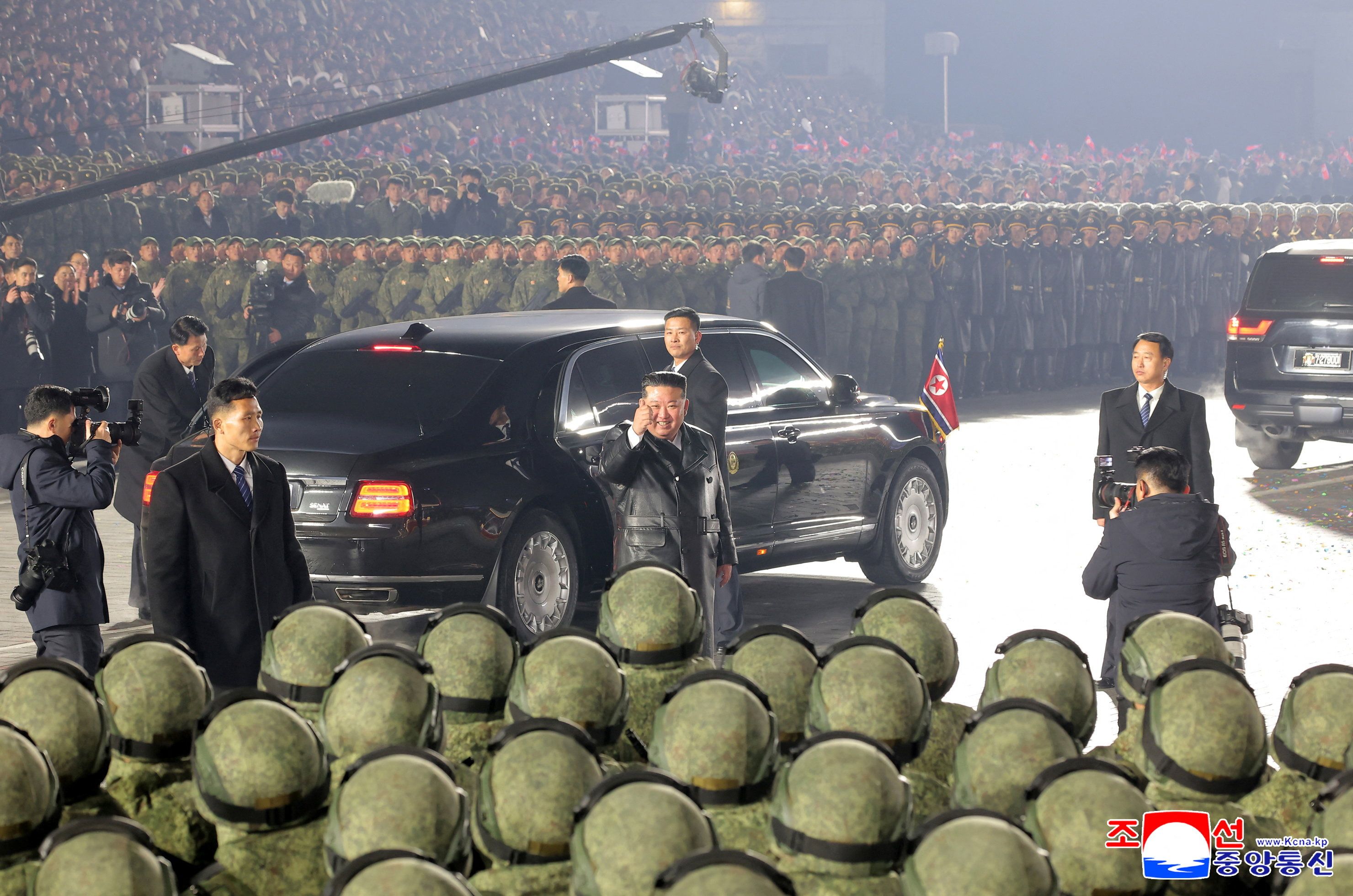 Der nordkoreanische Staatschef Kim Jong-un zeigt während einer Militärparade zum Gedenken an den 9. Kongress der regierenden Arbeiterpartei Koreas (WPK) in Pjöngjang, Nordkorea, am 25. Februar 2026 den Soldaten den Daumen hoch.