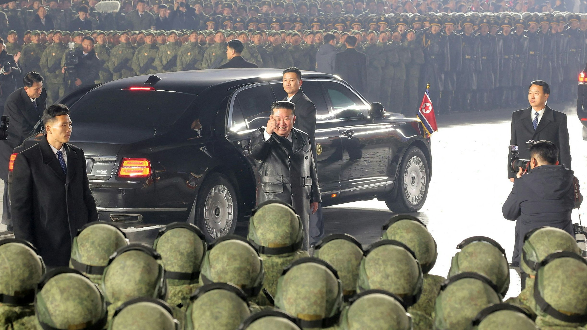 Der nordkoreanische Staatschef Kim Jong-un zeigt während einer Militärparade zum Gedenken an den 9. Kongress der regierenden Arbeiterpartei Koreas (WPK) in Pjöngjang, Nordkorea, am 25. Februar 2026 den Soldaten den Daumen hoch.