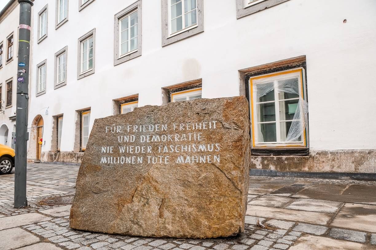 Ein Mahnmal vor dem Hitler-Geburtshaus erinnert an die Verbrechen der Nationalsozialisten.