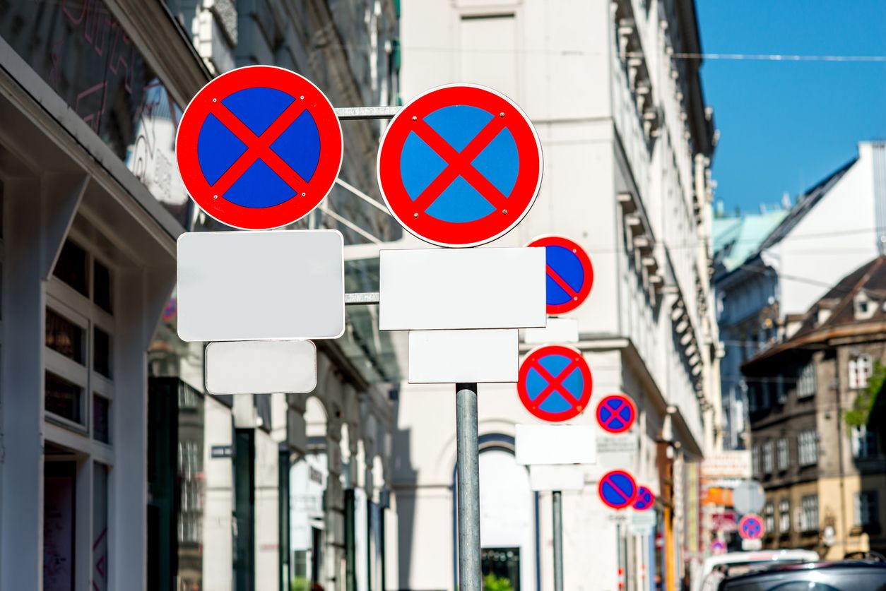 Der Pakwächter wollte die Rollstuhlfahrerin abstrafen.