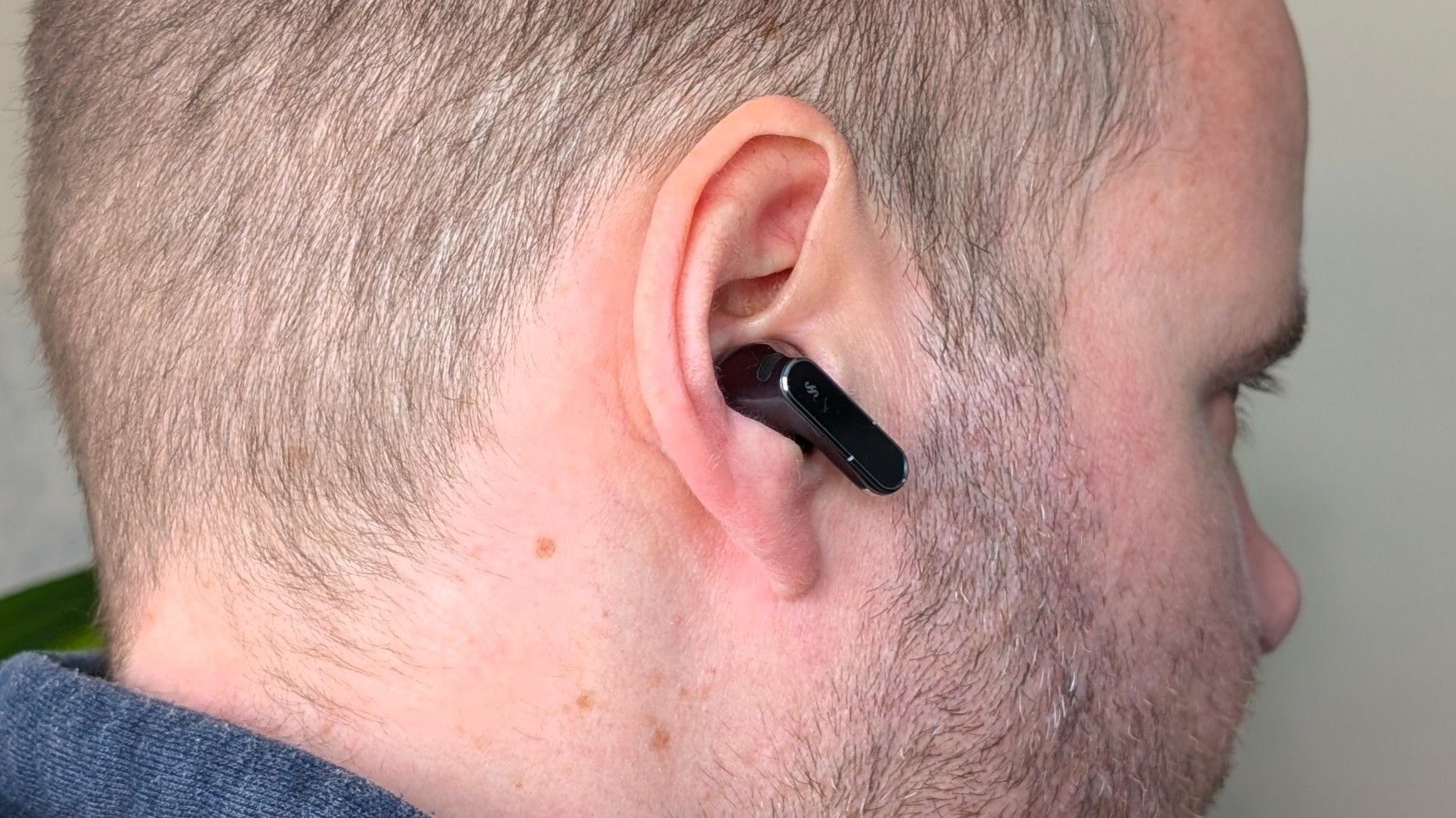 Die Akkulaufzeit liegt bei bis zu neun Stunden ohne ANC beziehungsweise rund sechs Stunden mit aktivierter Geräuschunterdrückung, ergänzt durch mehrere Zusatzladungen im Case.