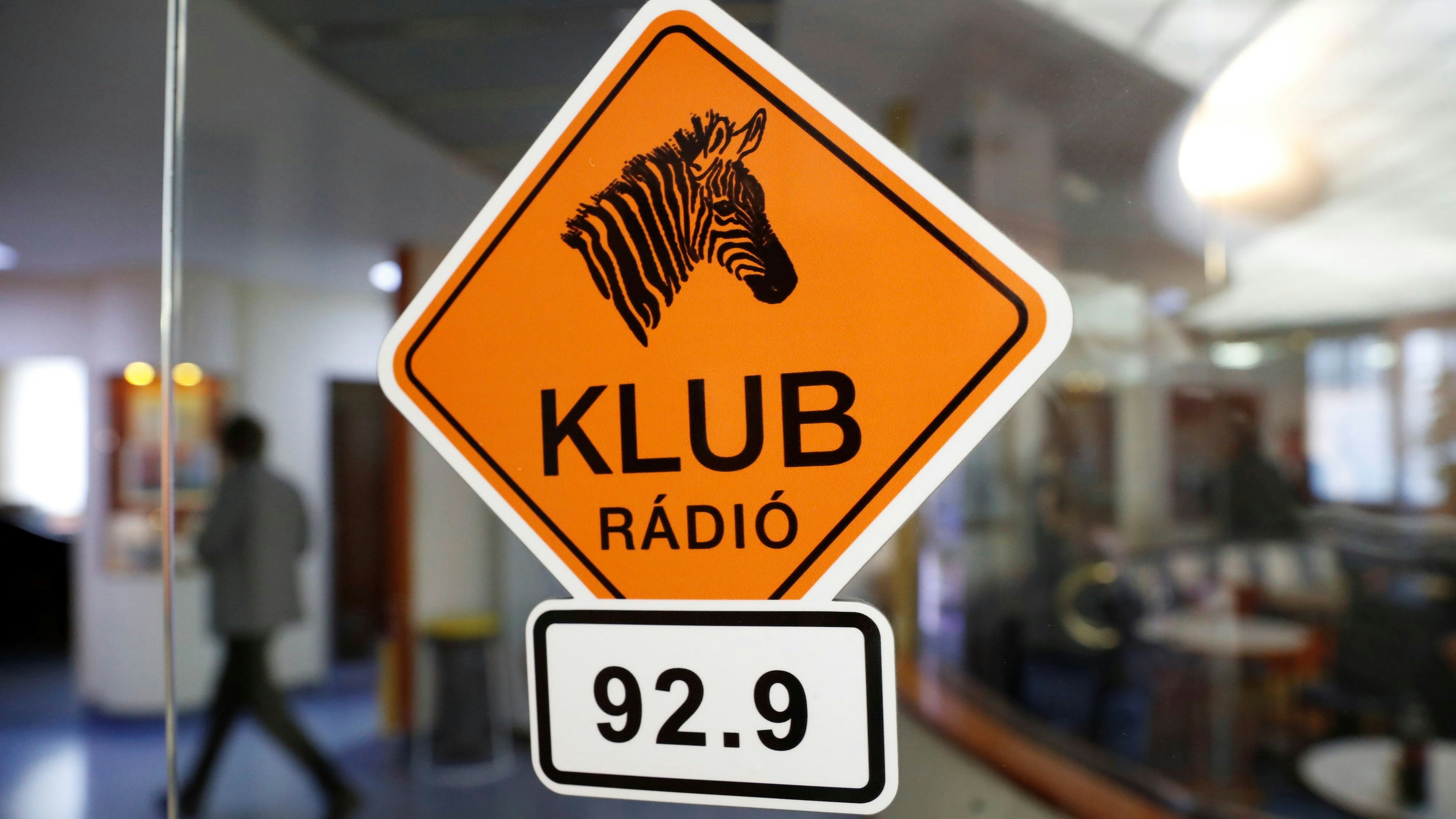 Das Logo des oppositionellen Radiosenders Klubradio in dessen Hauptsitz in Budapest, Ungarn. Archivbild, Februar 2021 