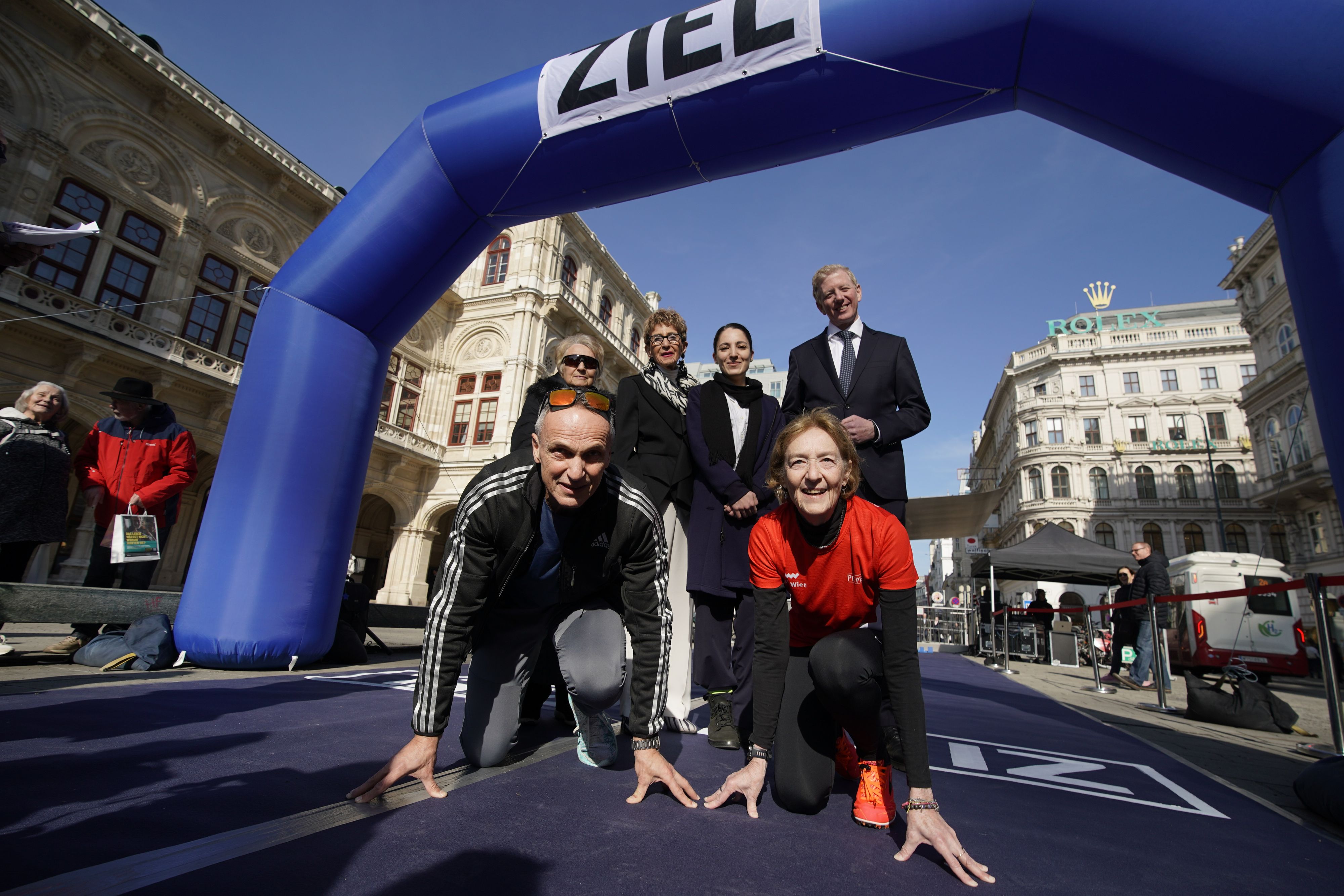 Die Profi-Läufer Andreas Berger und Karmella Michlfeit (vorne, v.l.) bei der Aktion.