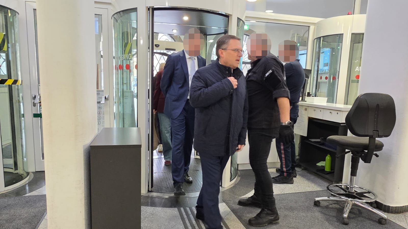 Nachdem er pünktlich zum zweiten Prozesstag angereist war, musste Wöginger den Saal schon kurz darauf wieder verlassen,