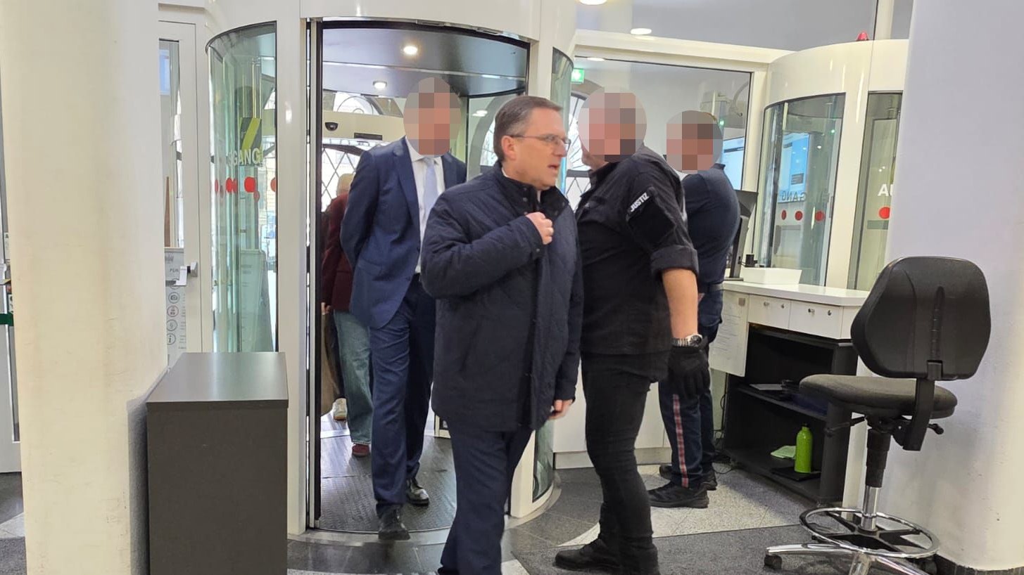 Nachdem er pünktlich zum zweiten Prozesstag angereist war, musste Wöginger den Saal schon kurz darauf wieder verlassen,