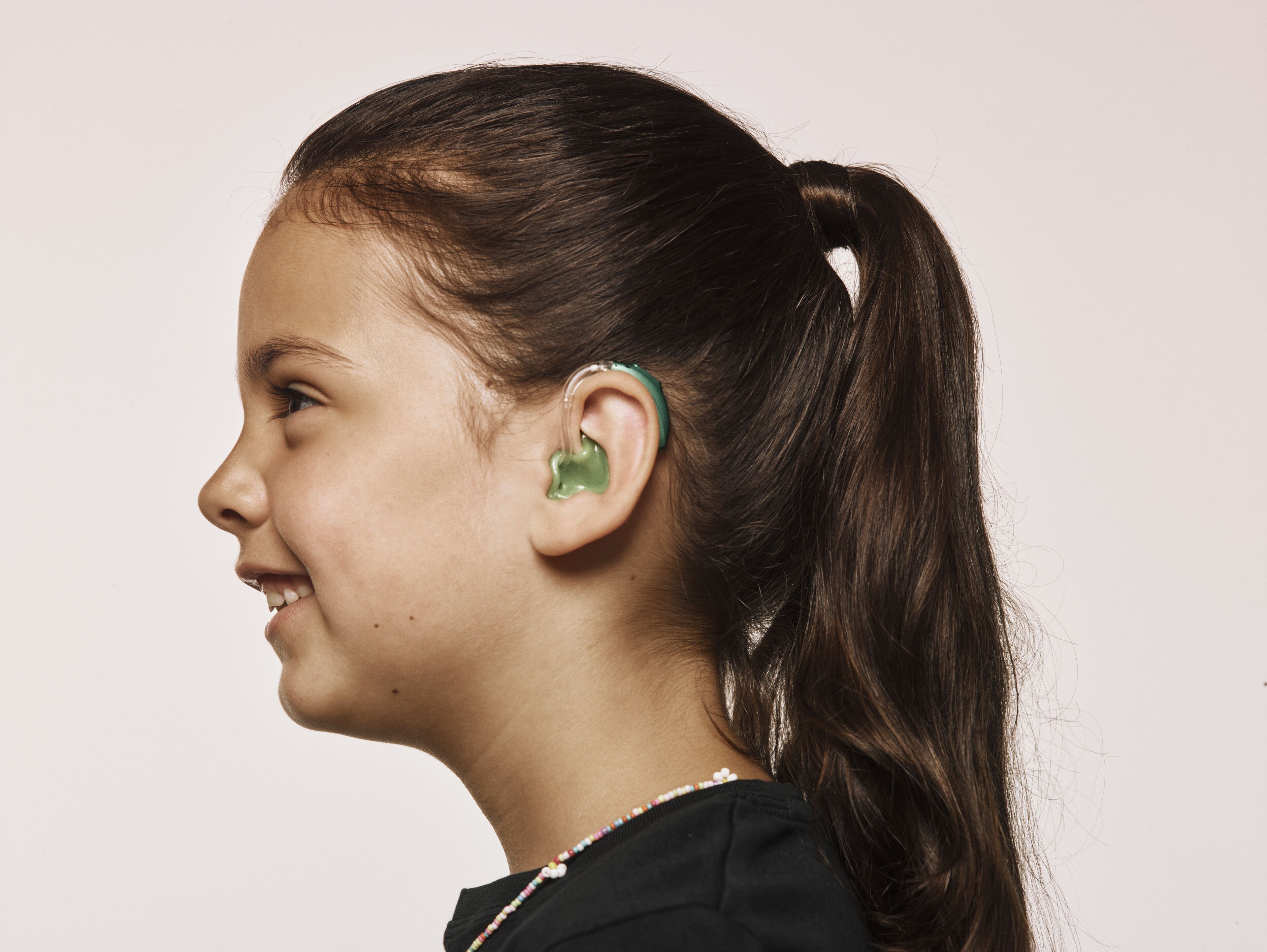 Immer mehr Kinder brauchen ein Hörgerät. Je früher ein Mangel erkannt wird, desto besser ist es für die Entwicklung – sprachlich wie sozial.