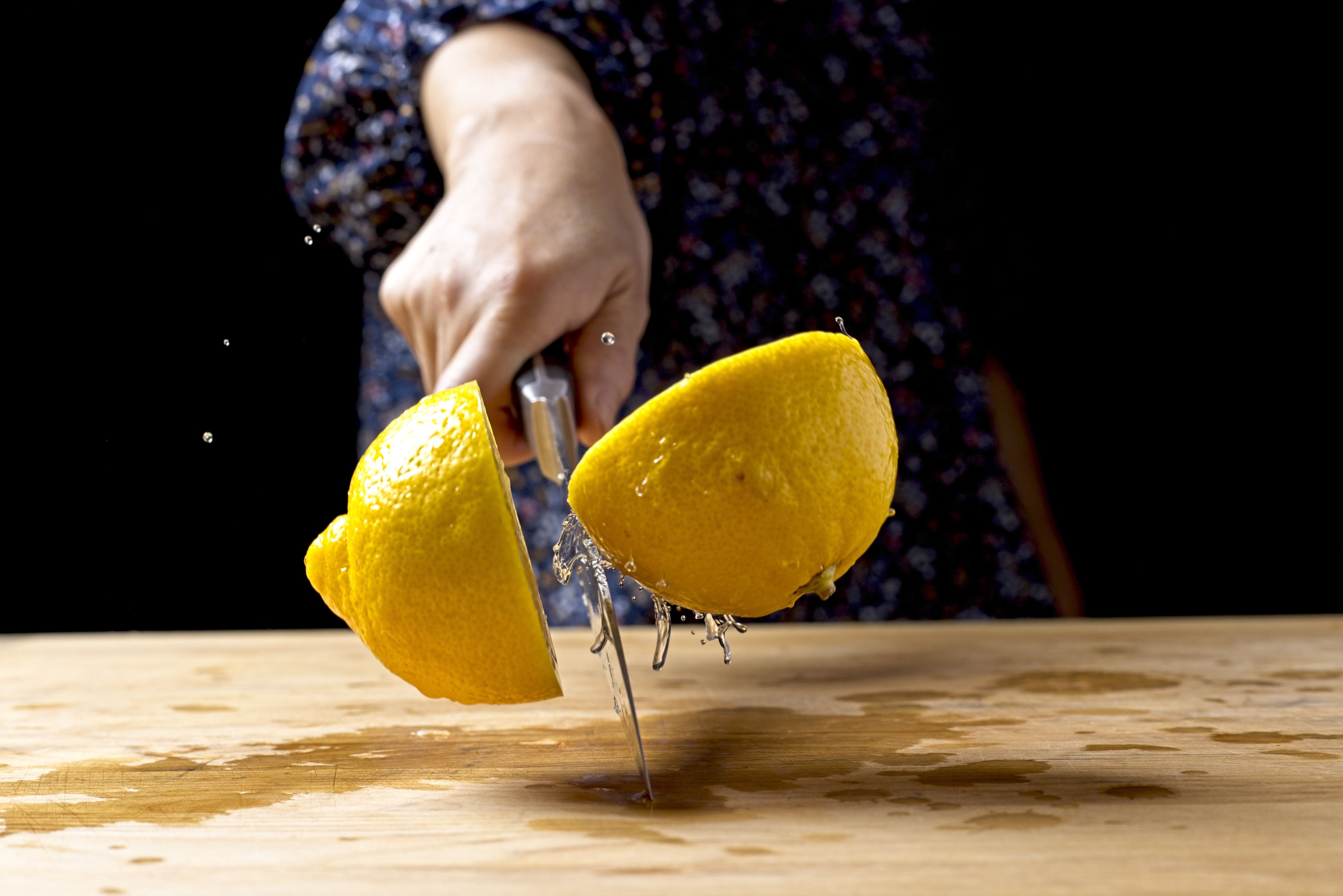 Zitronen gaben der Zitronensäure ihren Namen. Doch heute wird der Wirkstoff meist synthetisch hergestellt und nicht mehr direkt aus Früchten gewonnen.