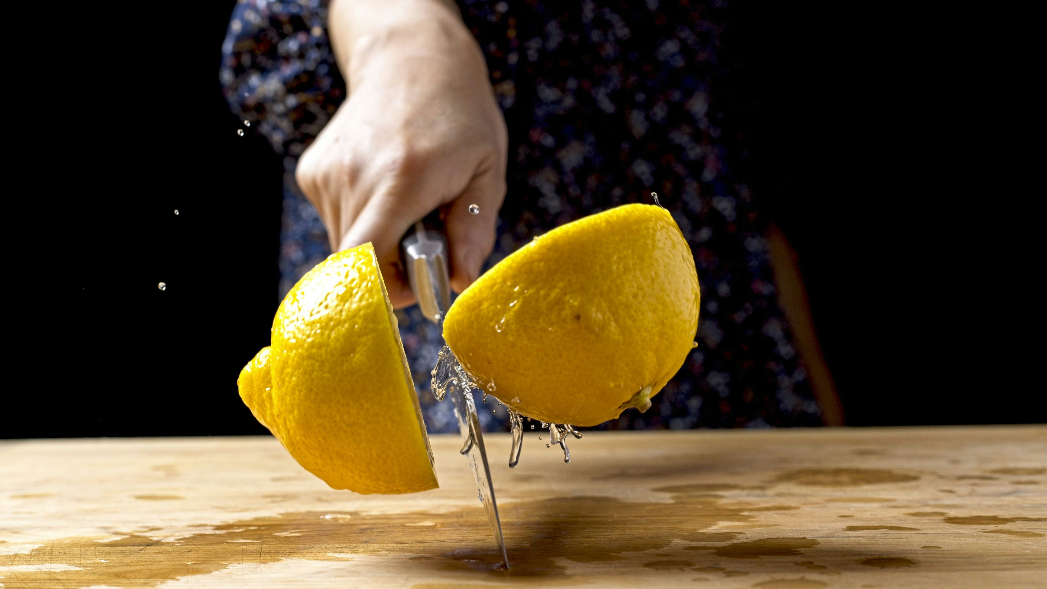 Zitronen gaben der Zitronensäure ihren Namen. Doch heute wird der Wirkstoff meist synthetisch hergestellt und nicht mehr direkt aus Früchten gewonnen.