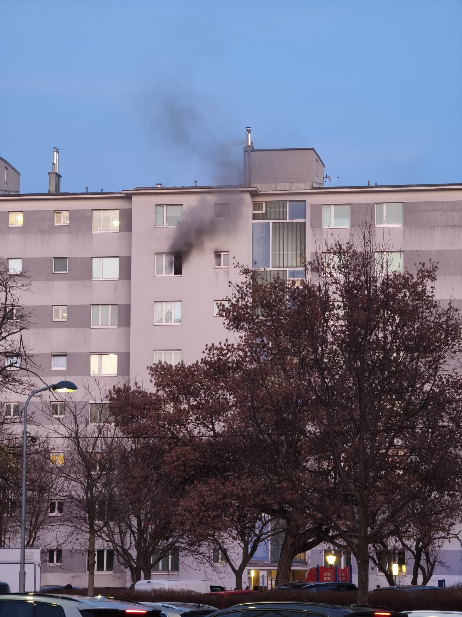 Aus einem Wohnungsfenster drang eine schwarze Rauchwolke.