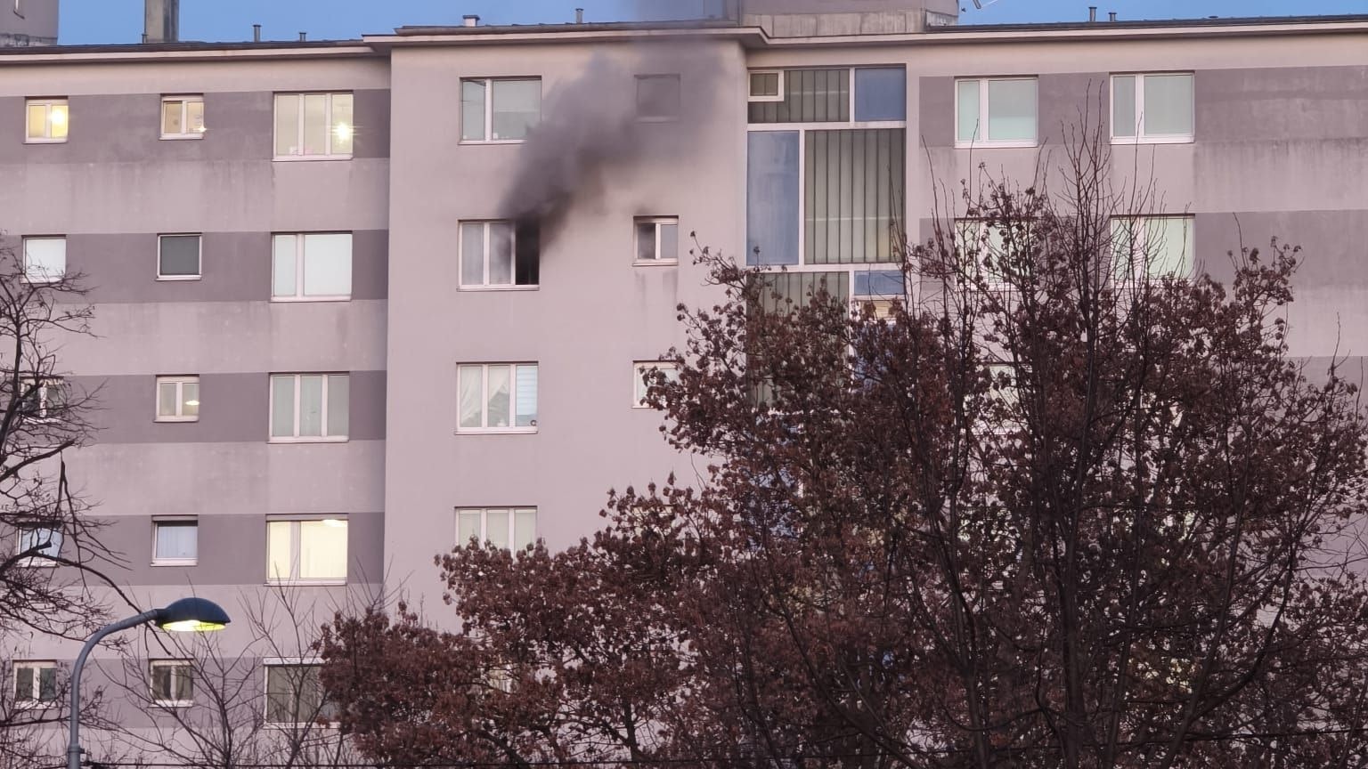 Heute.at - Rauch und Flammen in der Brigittenau – Feuer in Wohnung