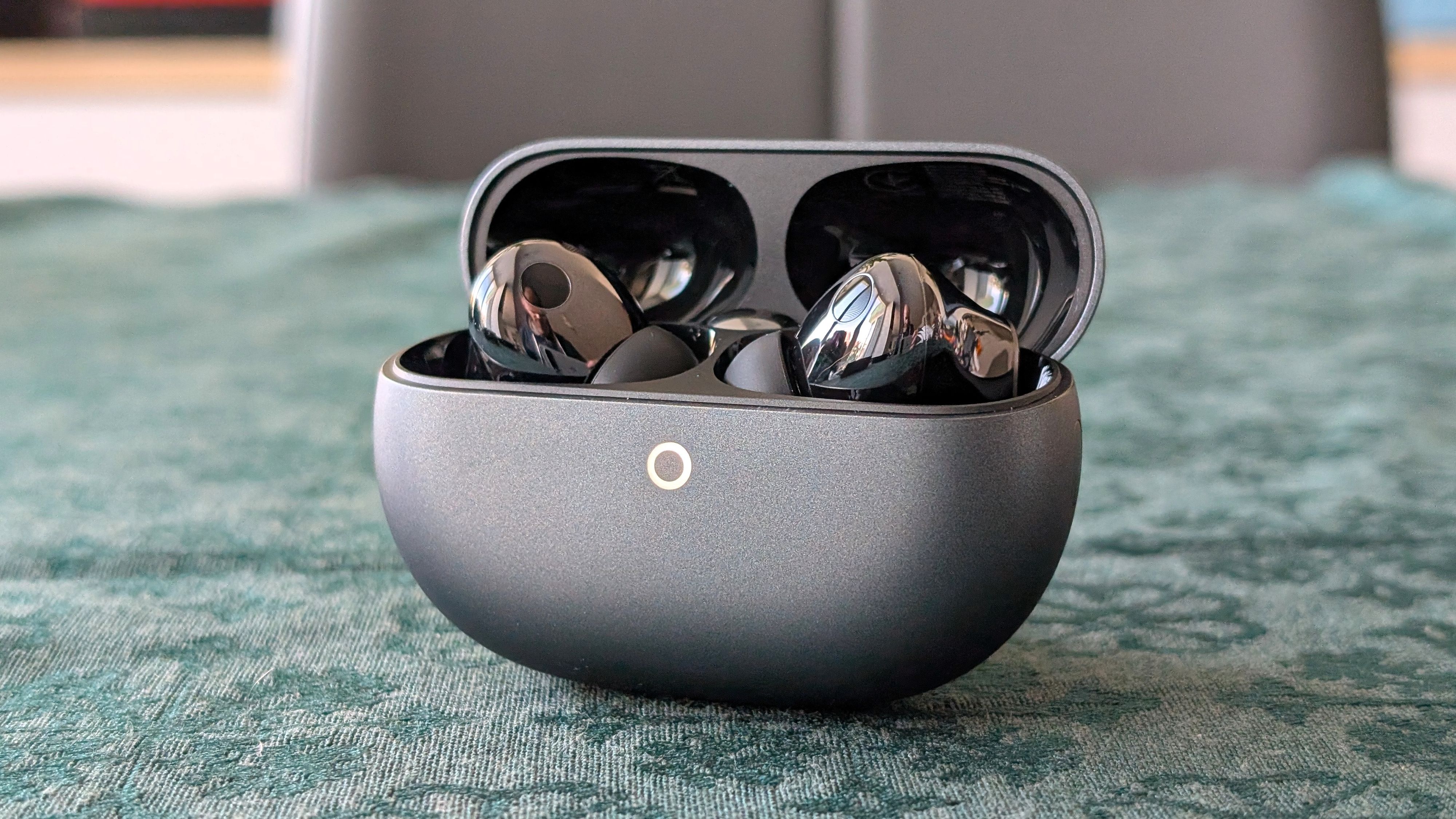 Die aktive Geräuschunterdrückung arbeitet adaptiv und filtert Alltagslärm wie Verkehr oder Bahnfahrten effektiv heraus.