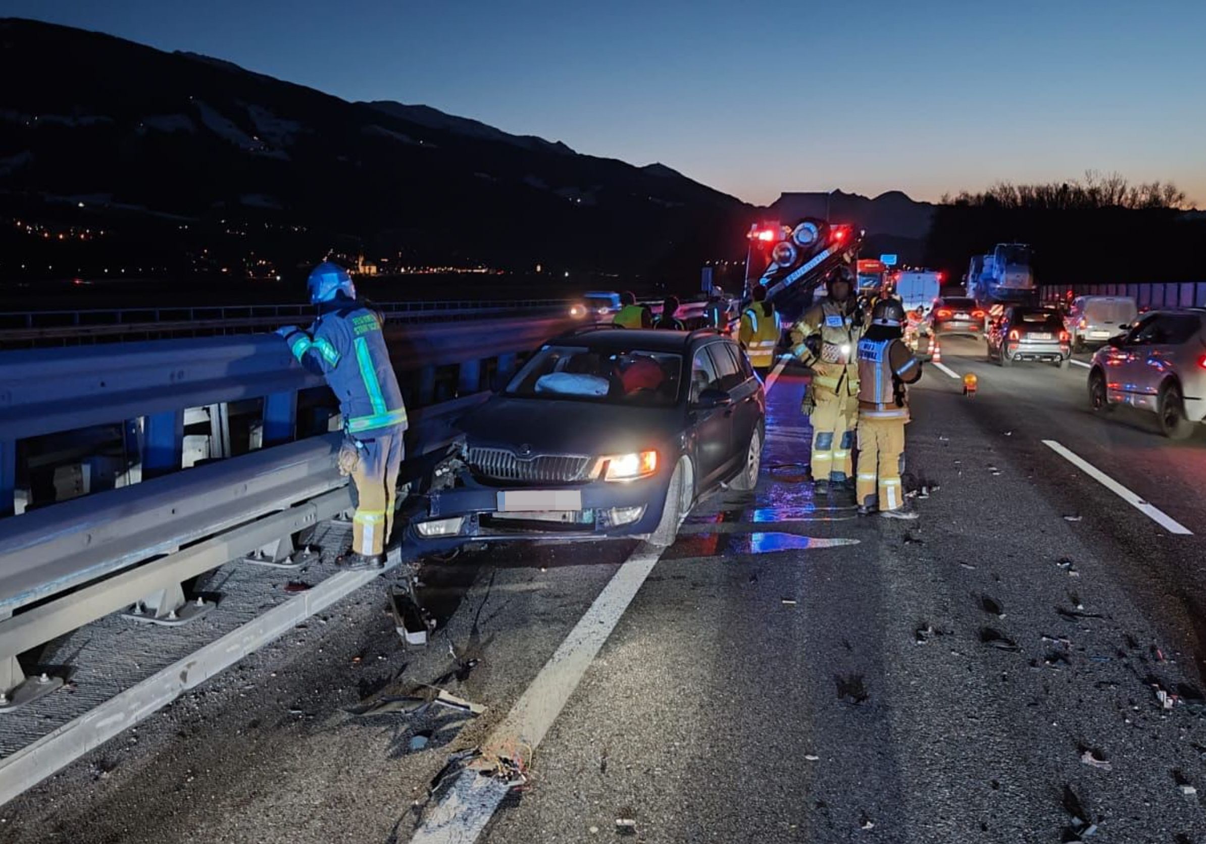 Der Pkw wurde bei dem Unfall schwer beschädigt.