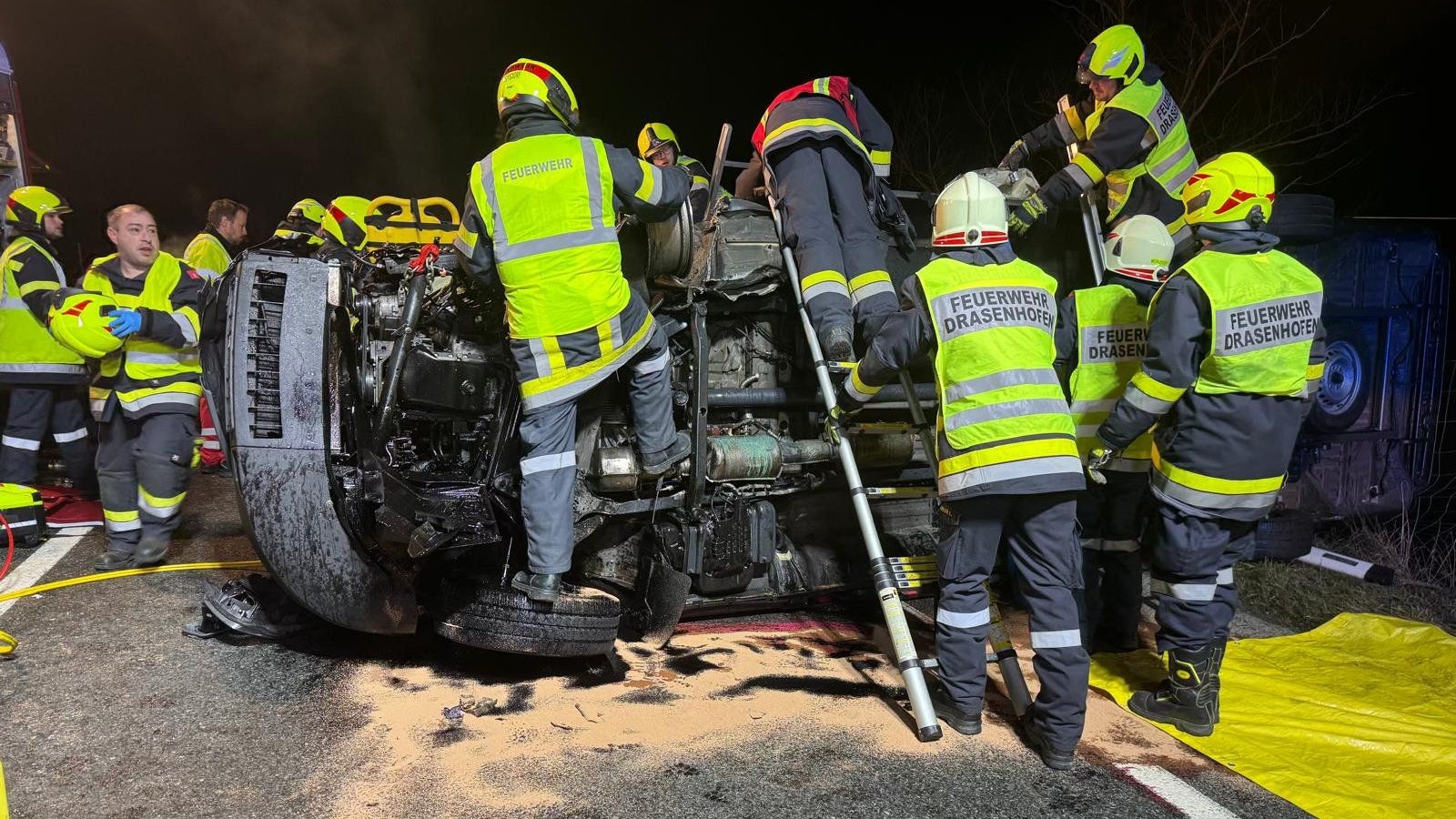 Dutzende Helfer waren in der Nacht vor Ort in Poysdorf.