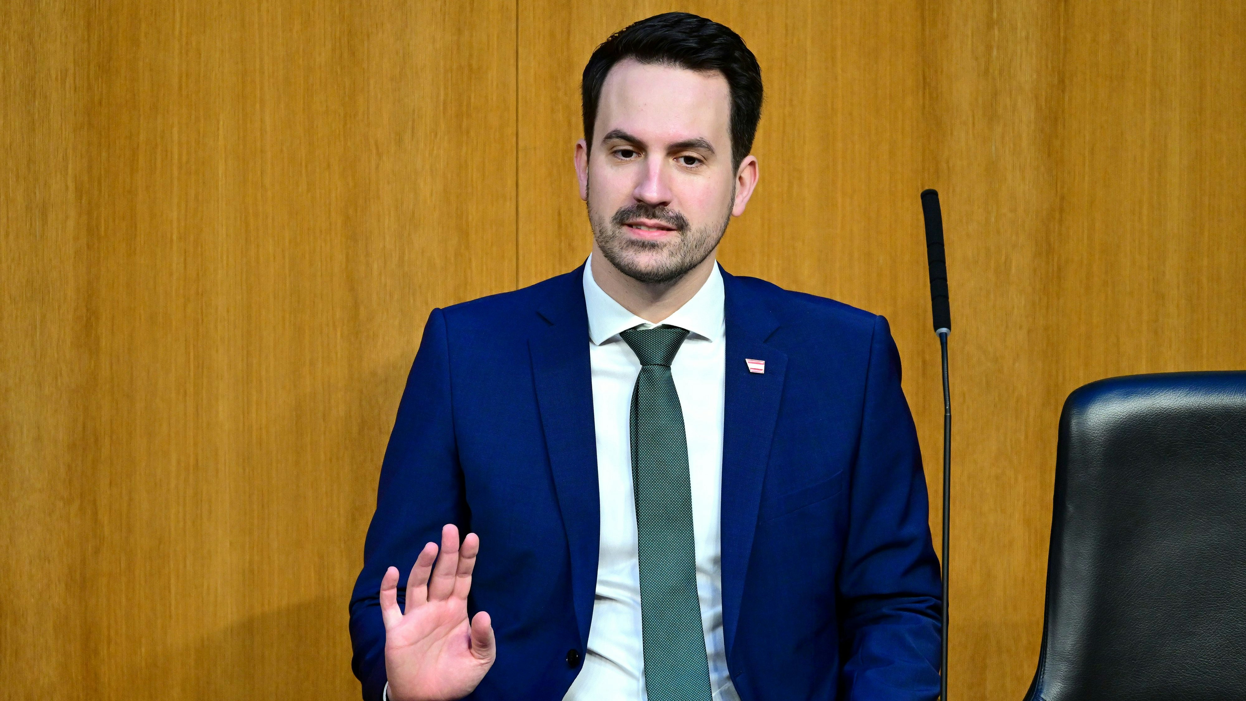 Experten kritisieren die Latein-Pläne des Ministers – und treten nun zurück. 