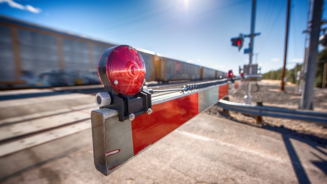 Der Mann wurde von einer S-Bahn erfasst. (Symbolbild)