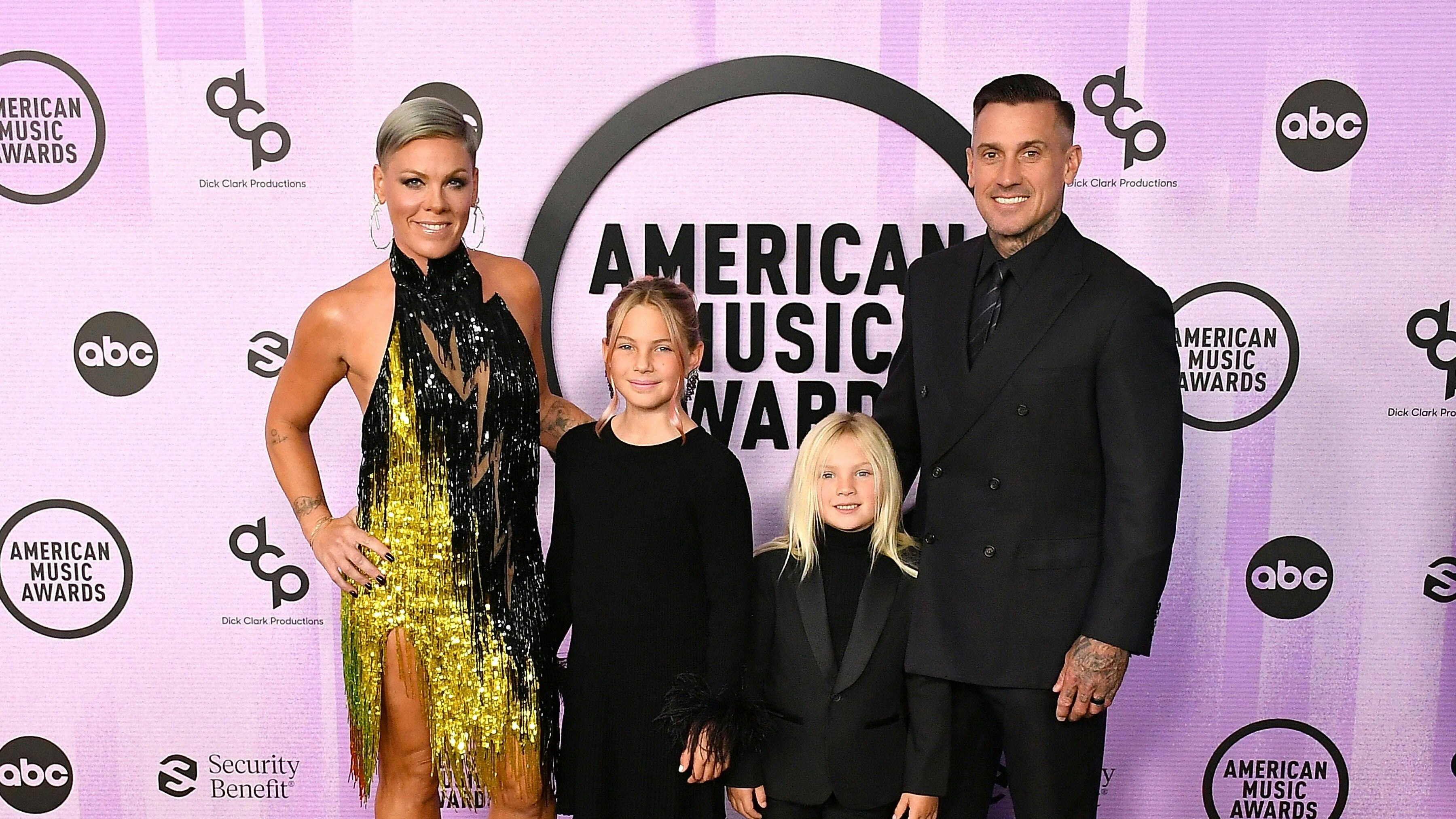 (v. l. n. r.): Pink mit Tochter Willow Sage Hart, Sohn Jameson Moon Hart und ihrem Ehemann und Motocross-Fahrer Carey Hart. 