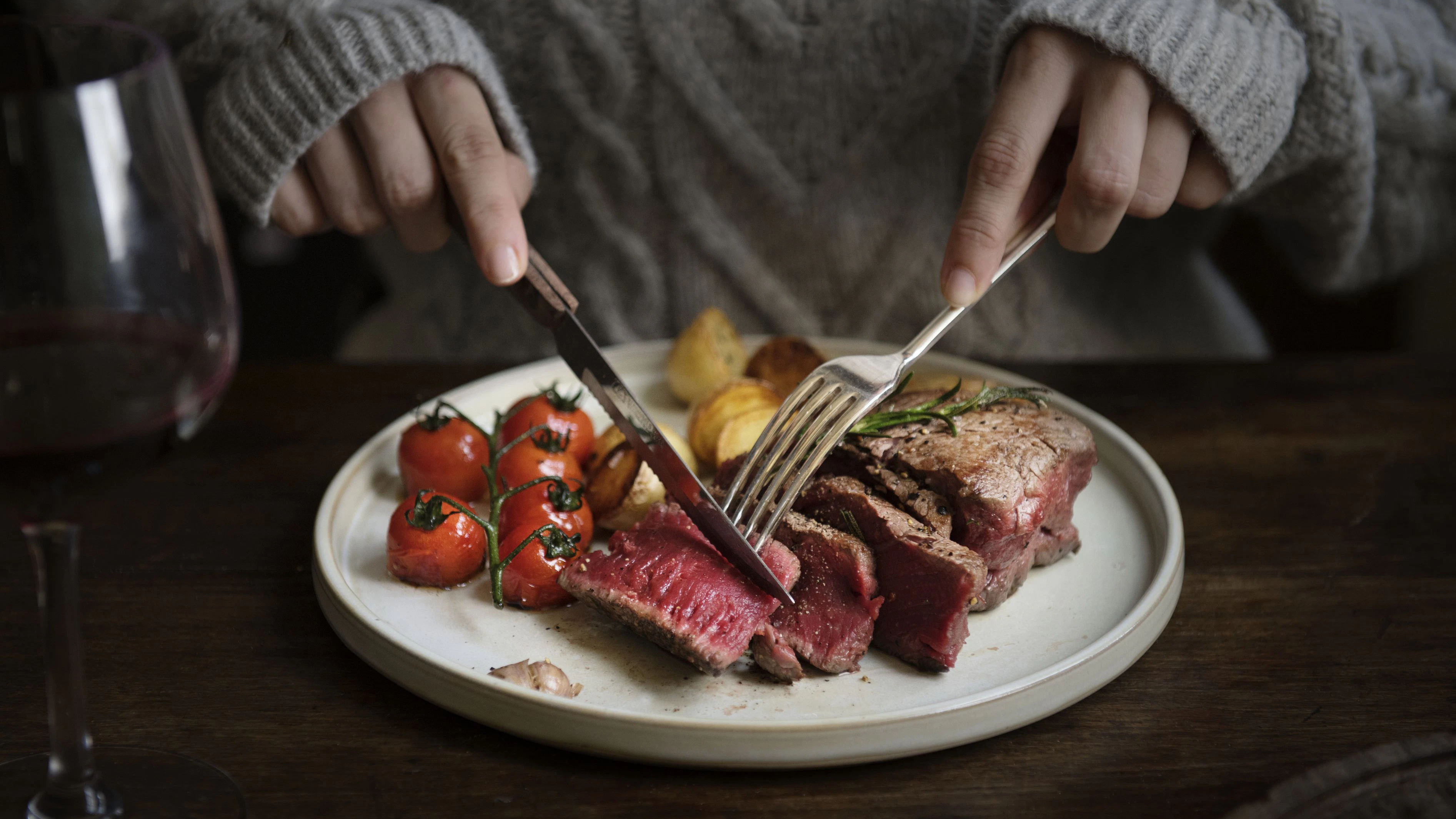 Heute.at - Period Steak Trend: Kann das es deine Krämpfe lindern?