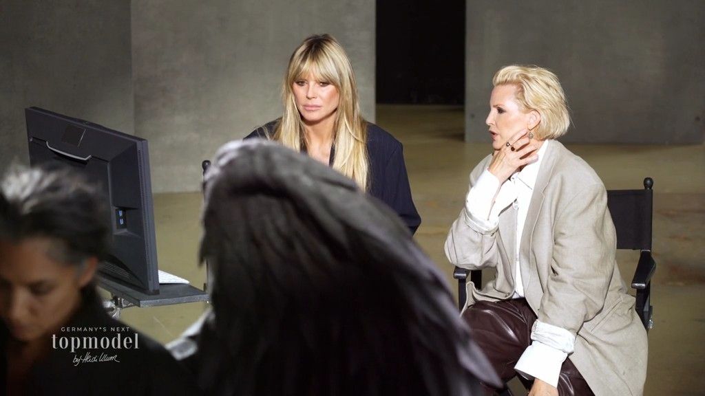 Heidi Klum erklärt Nadja Auermann, dass sie die Fotos der Kandidatinnen nicht zeigen werden.