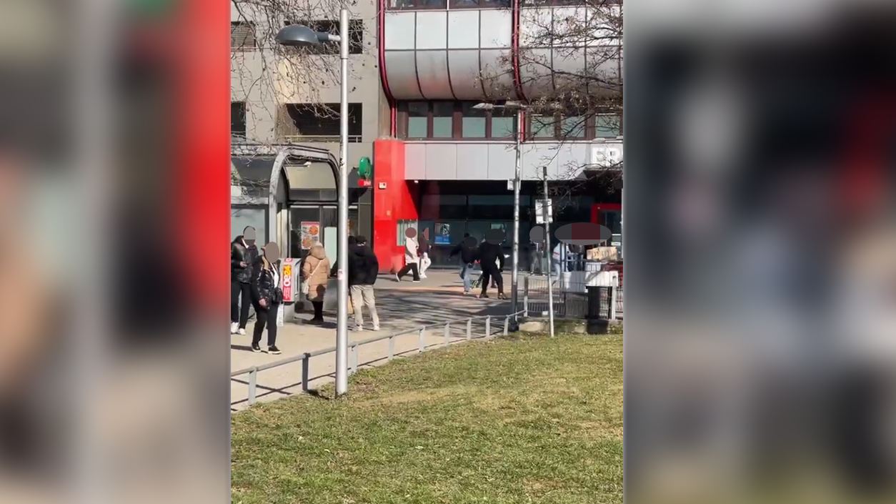 Heute.at - Teenie-Bande prügelt sich am helllichten Tag in Wien