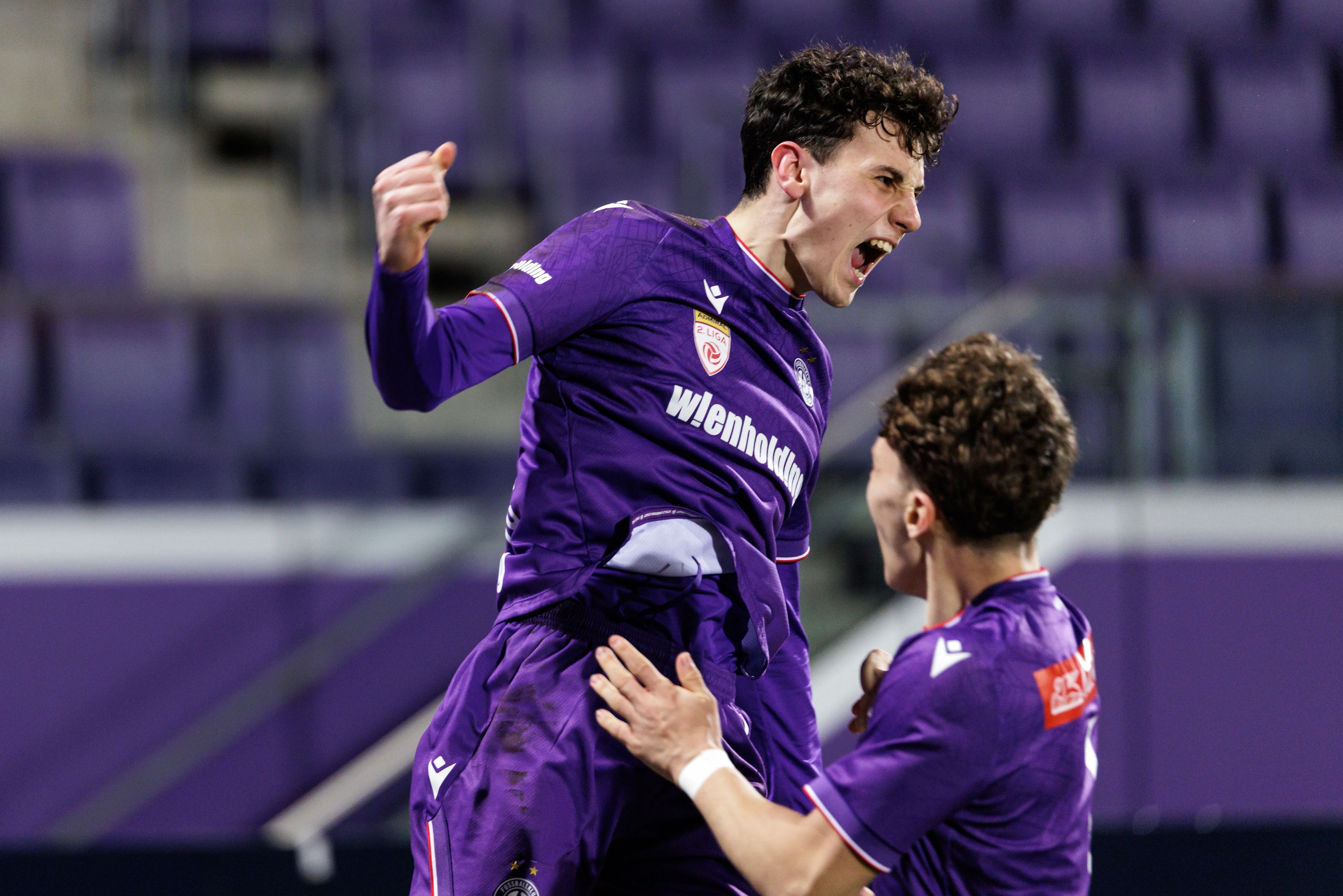 Die Young Violets bejubeln den Sieg im kleinen Wiener Derby gegen Rapid II. 