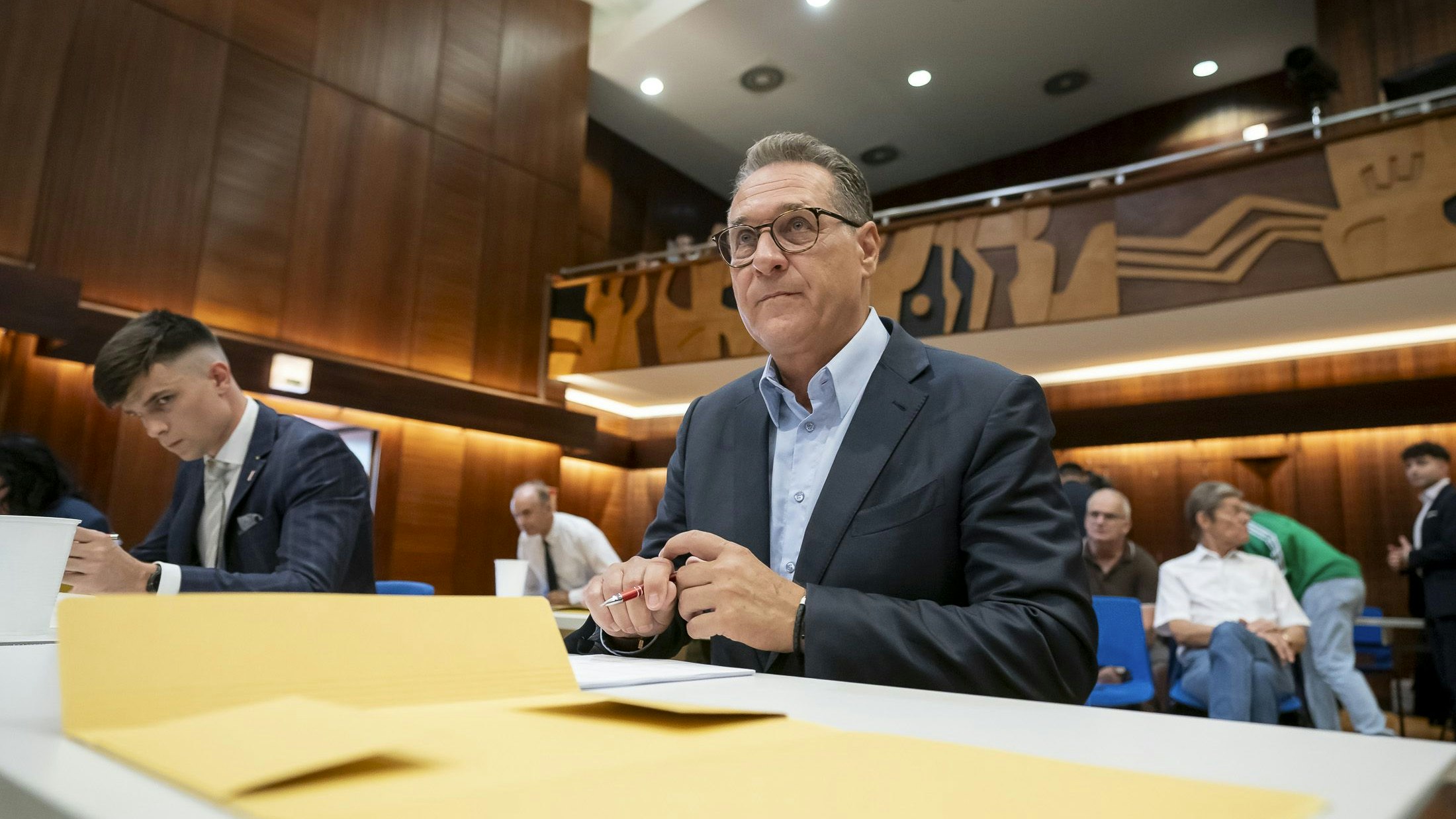heinz-christian strache vor und bei der konstituierenden sitzung der bezirksvertretung floridsdorf und seiner angelobung als bezirksrat, 20250611 foto: helmut graf/tageszeitung heute