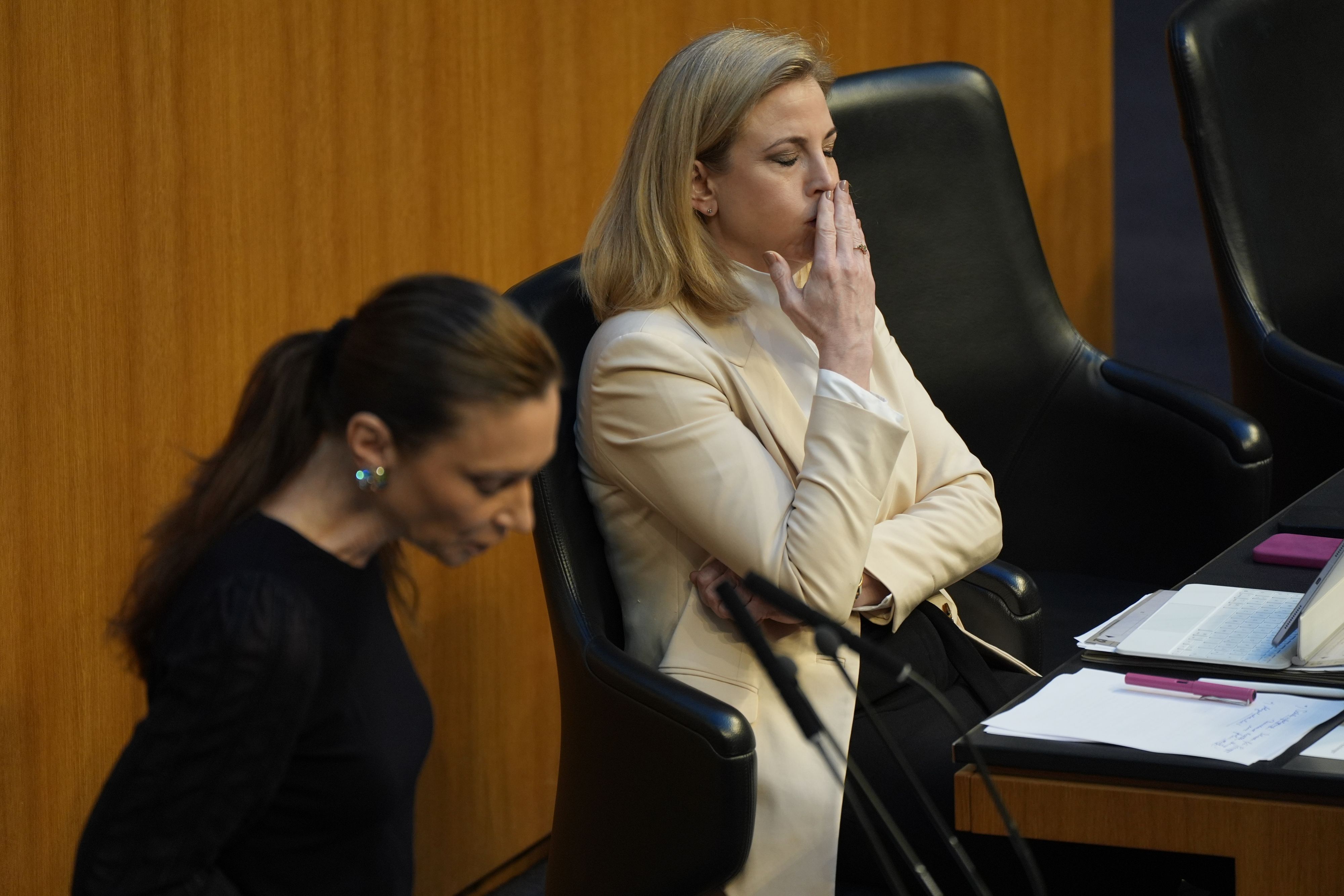 ... die Außenministerin versuchte den Anwurf wegzuatmen