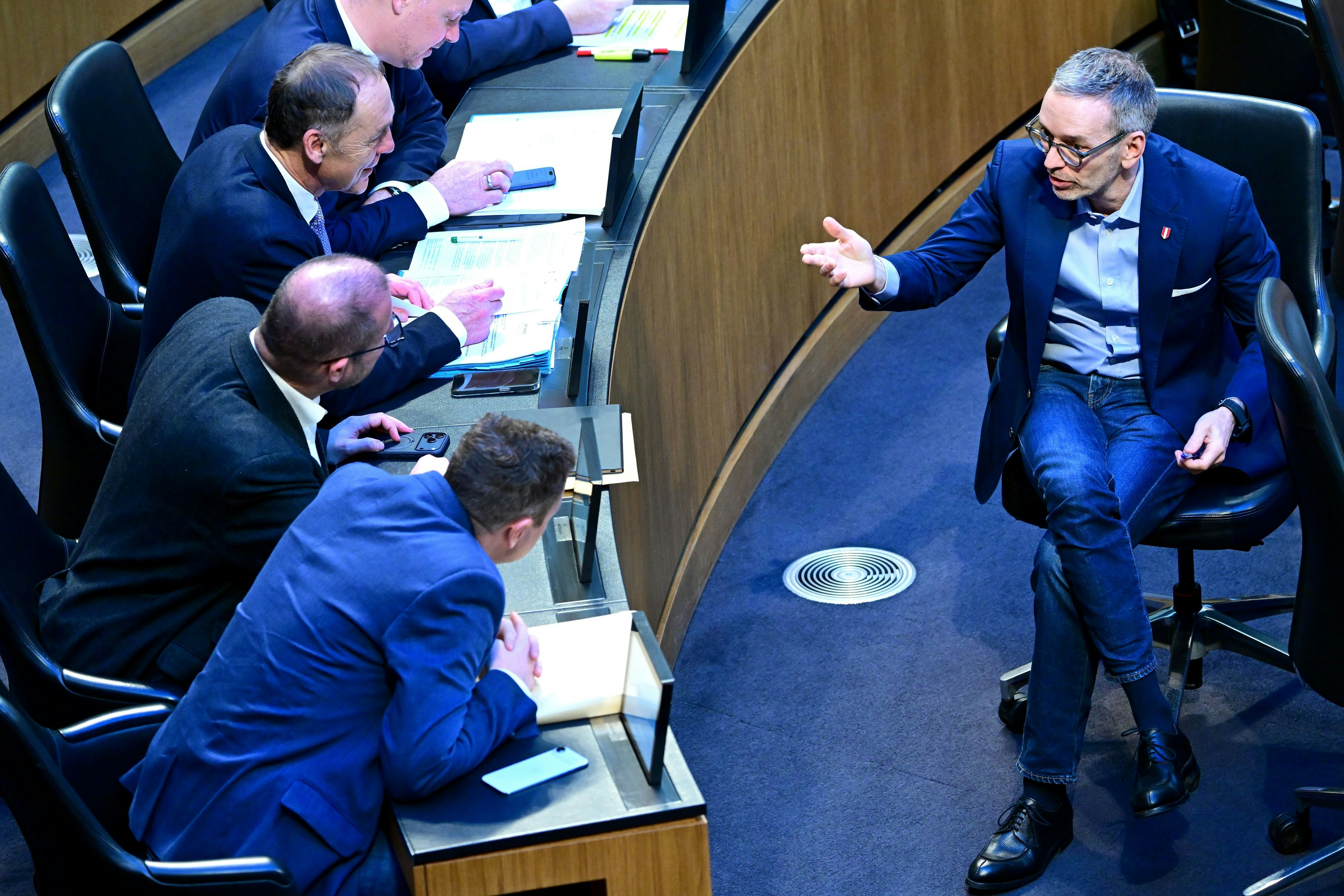 FPÖ-Obmann Herbert Kickl hält eine Stehung im Sitzen ab