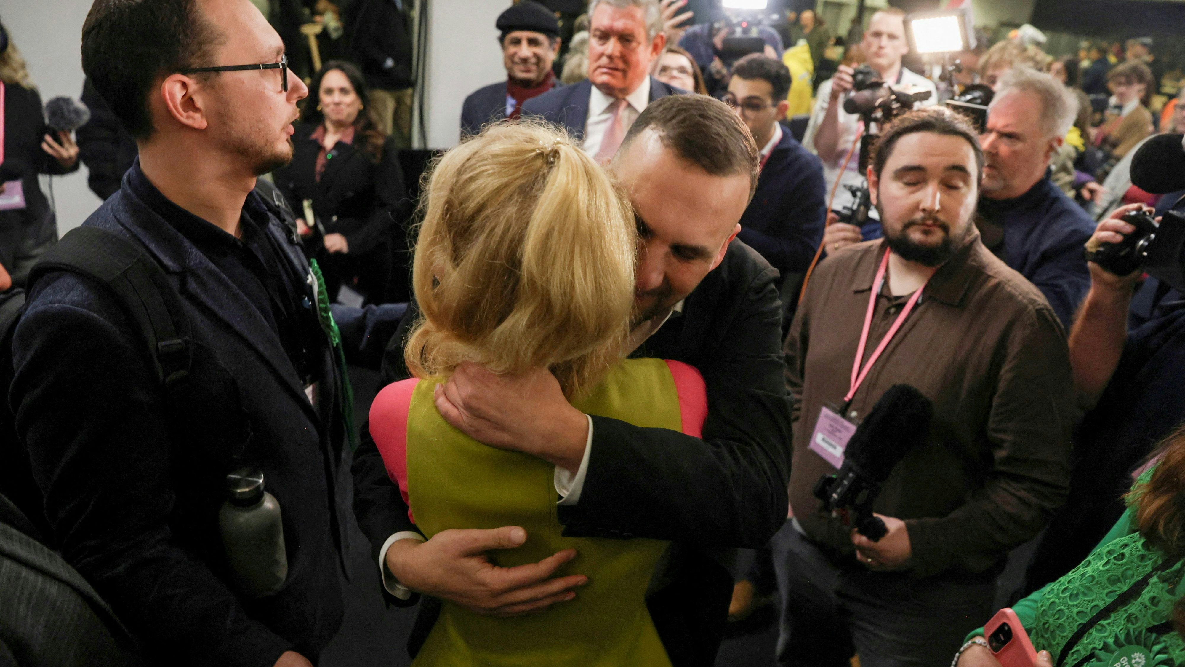 Hannah Spencer umarmt von Zack Polanski, dem Parteichef der Grünen