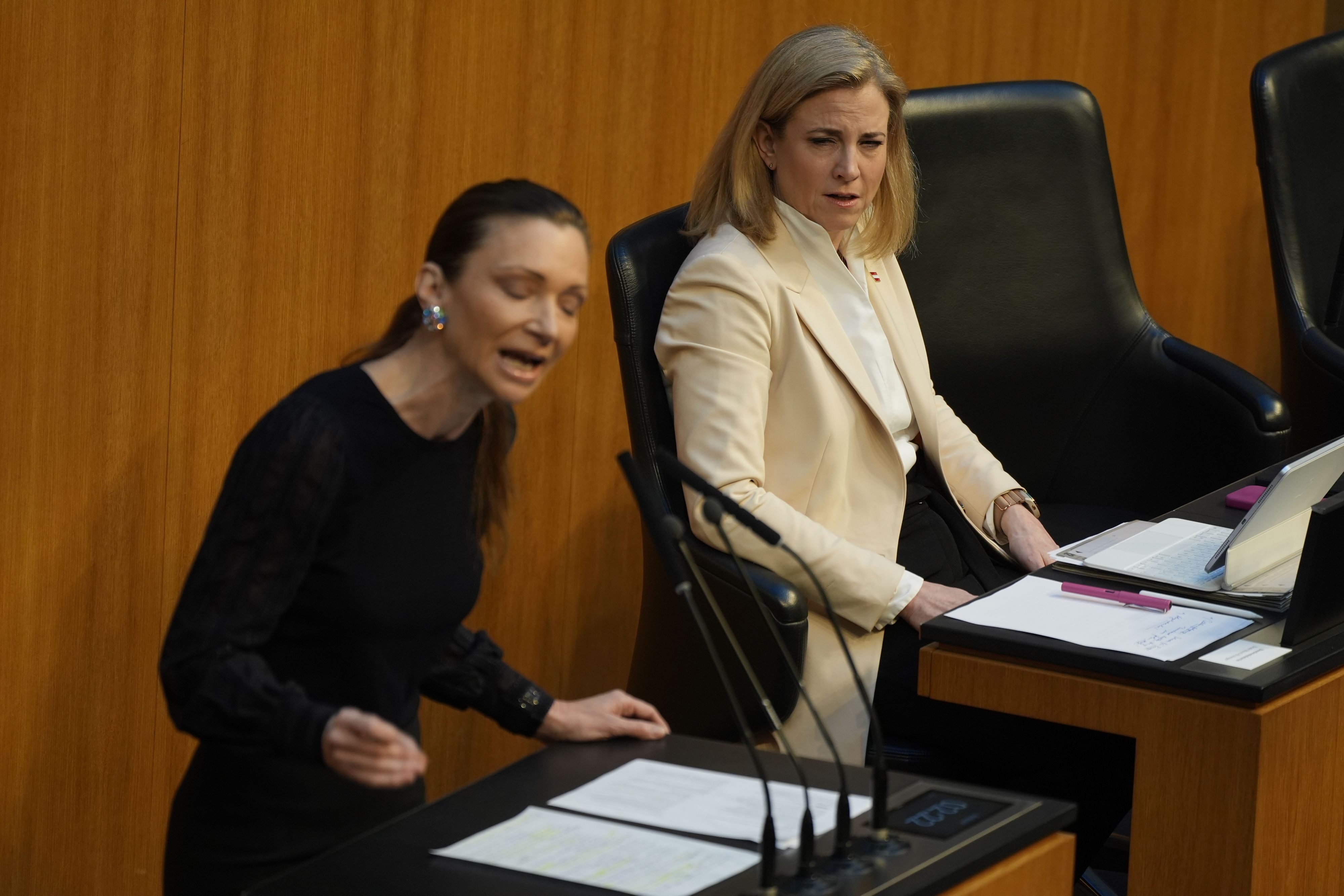 Susanne Fürst (FPÖ) warf Meinl-Reisinger eine "kindliche Sprache" vor ...