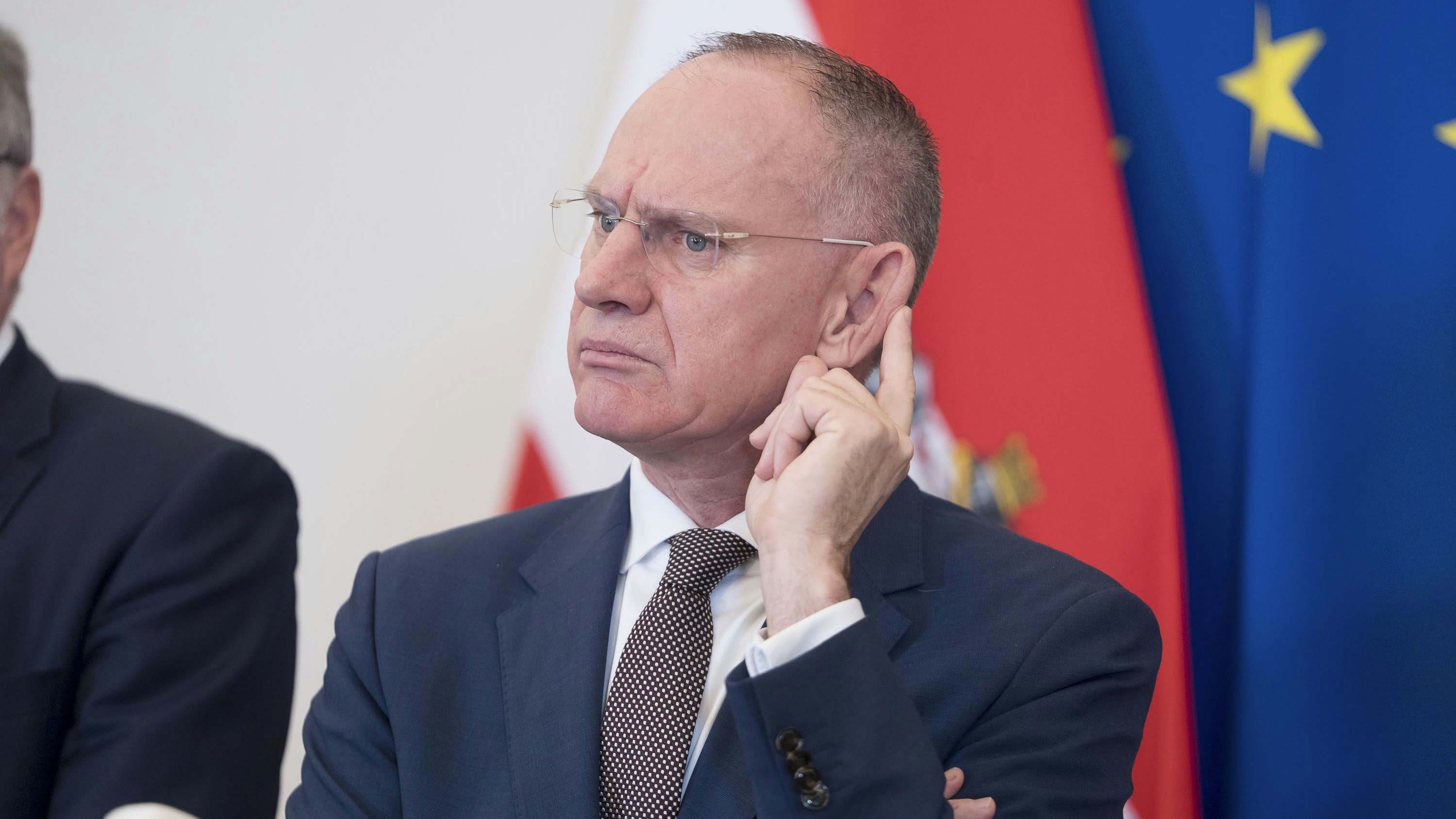 Will Innenminister Gerhard Karner nur besser zuhören oder schaltet er sich hier ein?