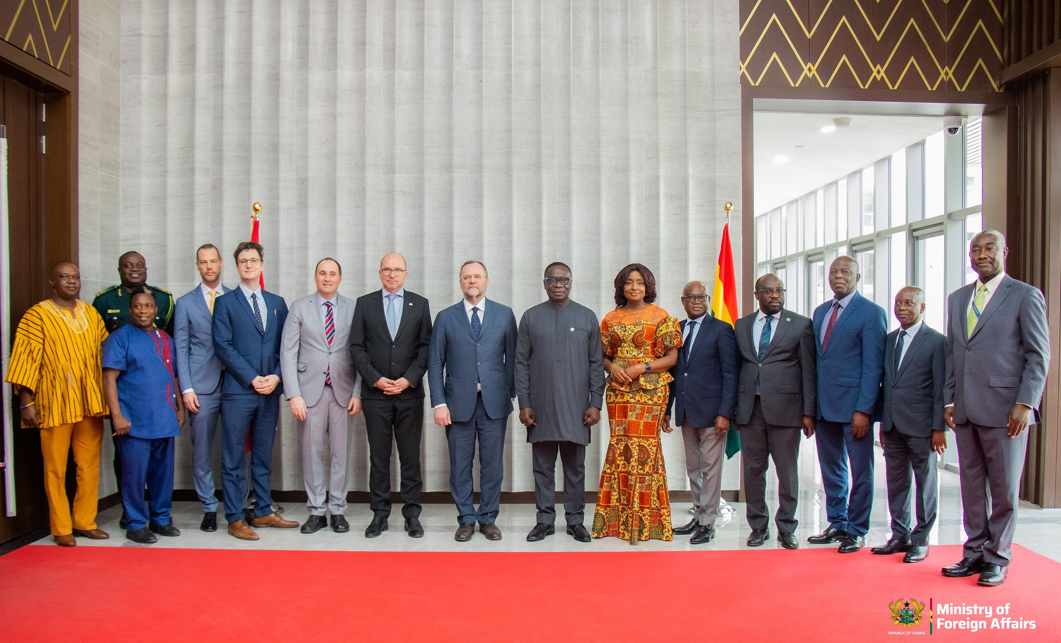 Heute.at - Schellhorn reist nach Ghana, eröffnet Kultur-Zentrum