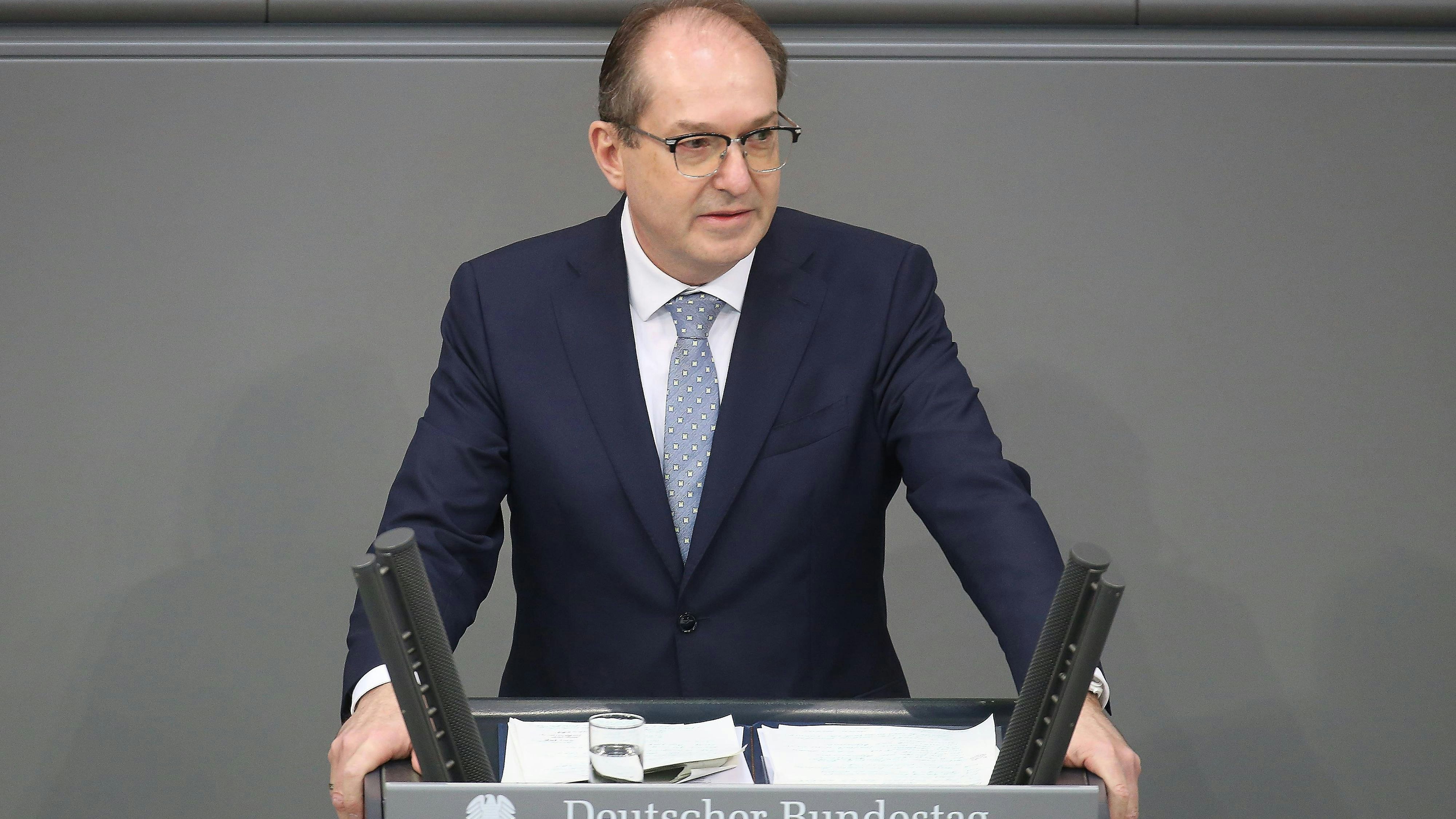 Deutschlands Innenminister Dobrindt hat eine neue Prüfung angekündigt.