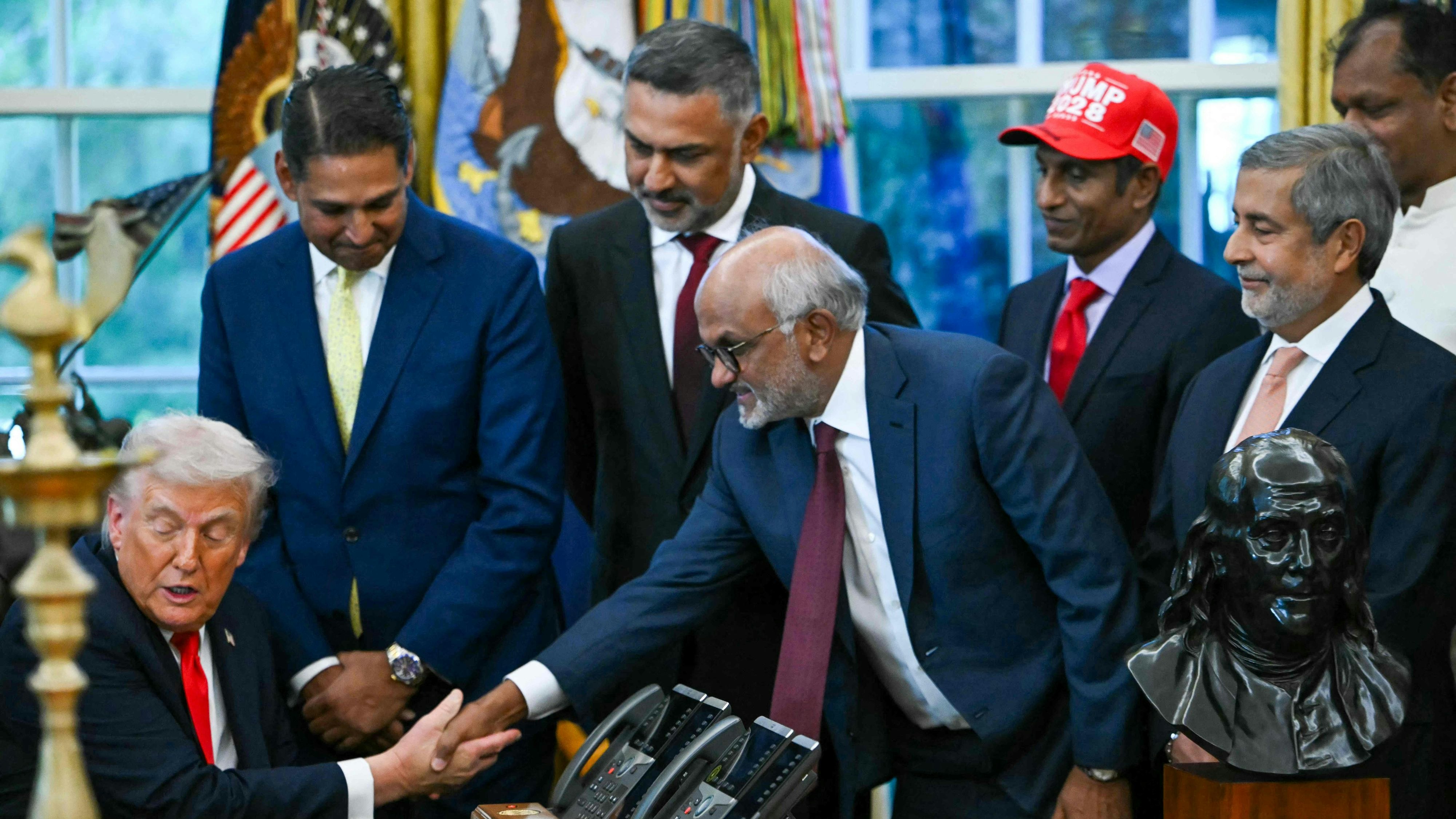 Adobe-CEO Shantanu Narayen beim Handshake mit US-Präsident Donald Trump