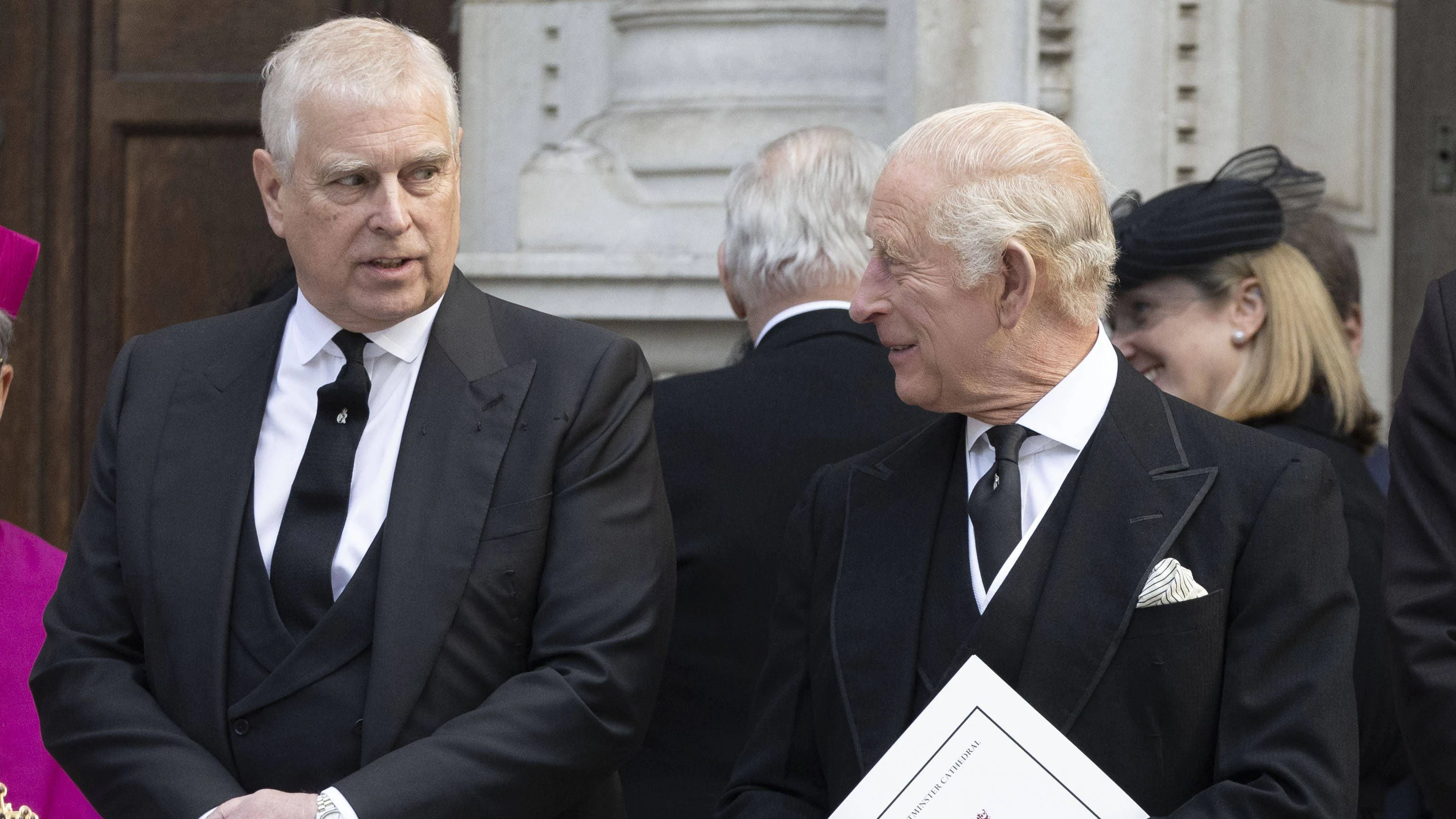 Heute.at - Was ist los? Andrew lehnt Handschlag von Charles ab