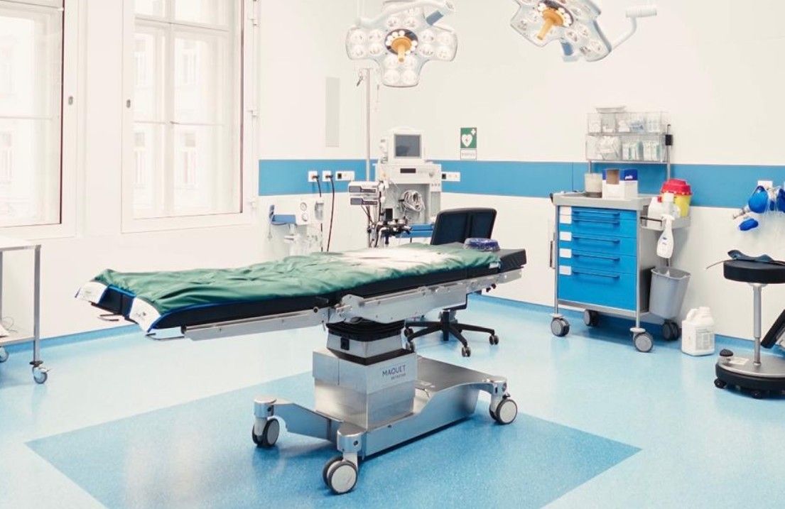 Auf diesem Operationstisch wird der echte Chirurg den körperlichen Schaden der Frau 