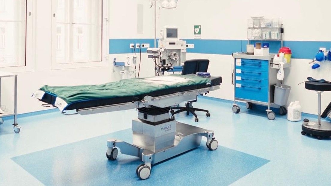 Auf diesem Operationstisch wird Dr. Harald Beck den körperlichen Schaden der Frau "minimieren".