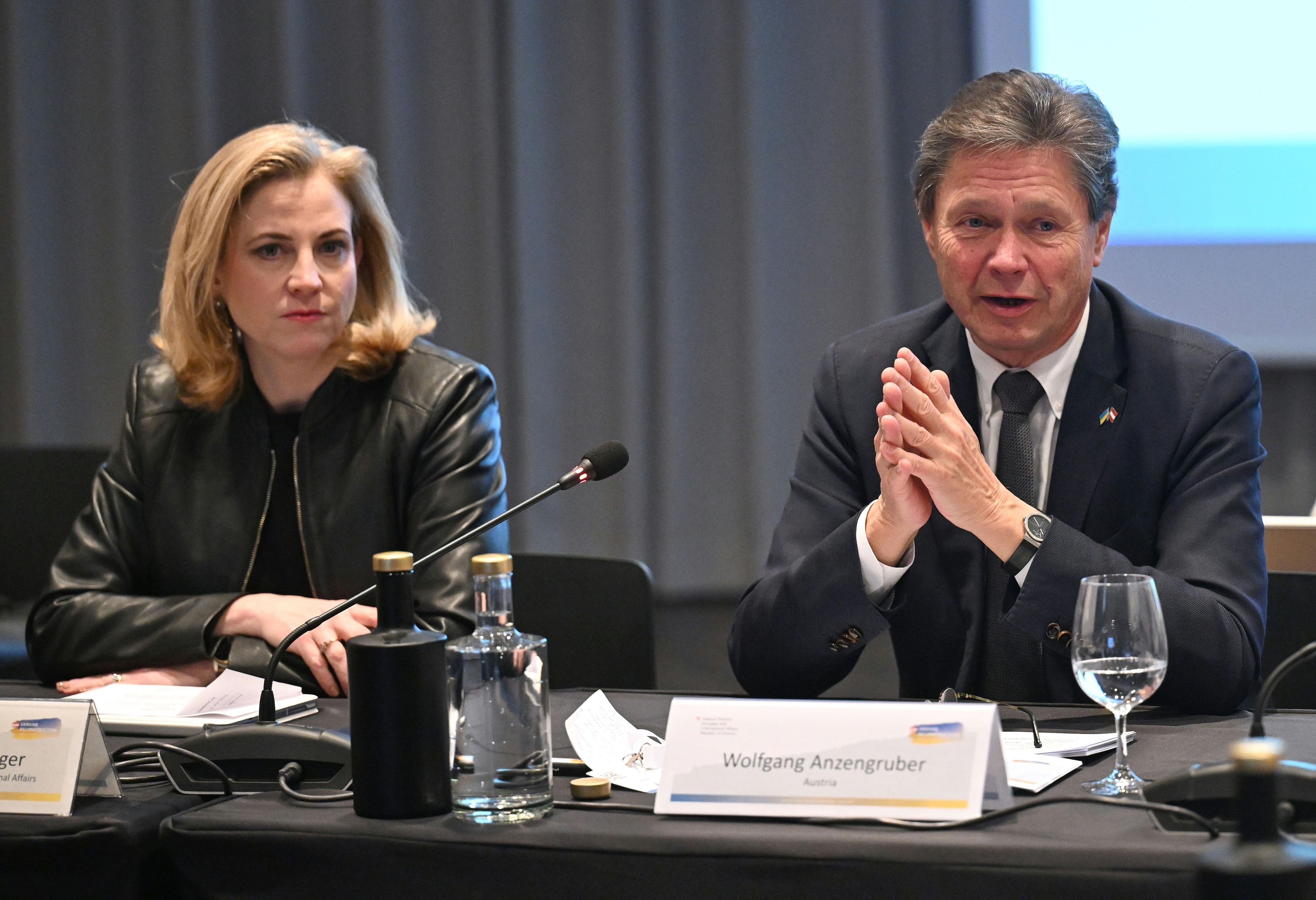 Eröffnet wurde der Gipfel von Außenministerin Meinl-Reisinger (Neos) und dem Regierungskoordinator für den Ukraine-Wiederaufbau, Wolfgang Anzengruber.