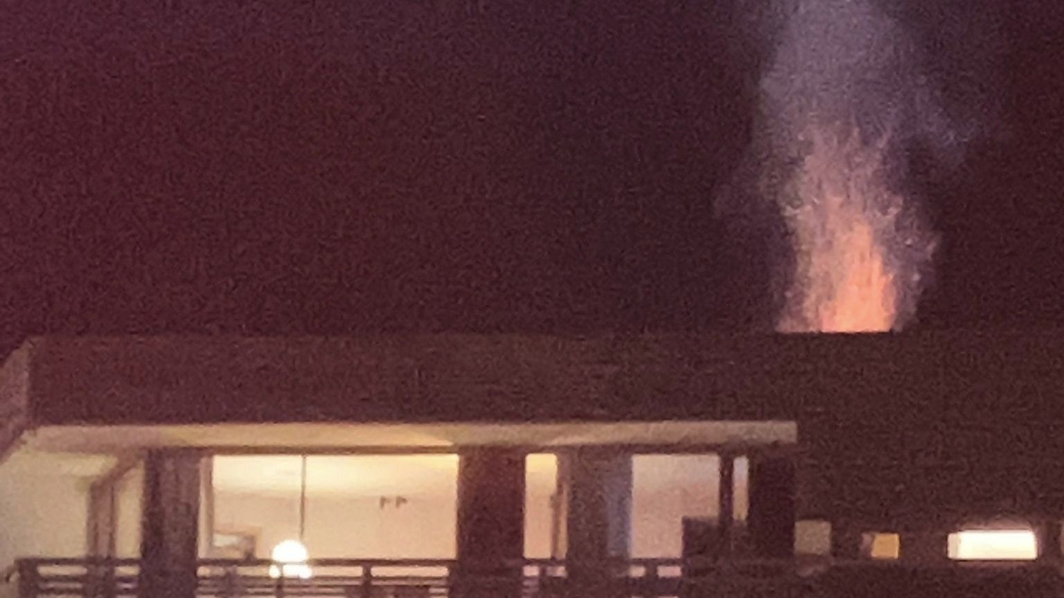 Am Dach schlugen bereits Flammen empor. 