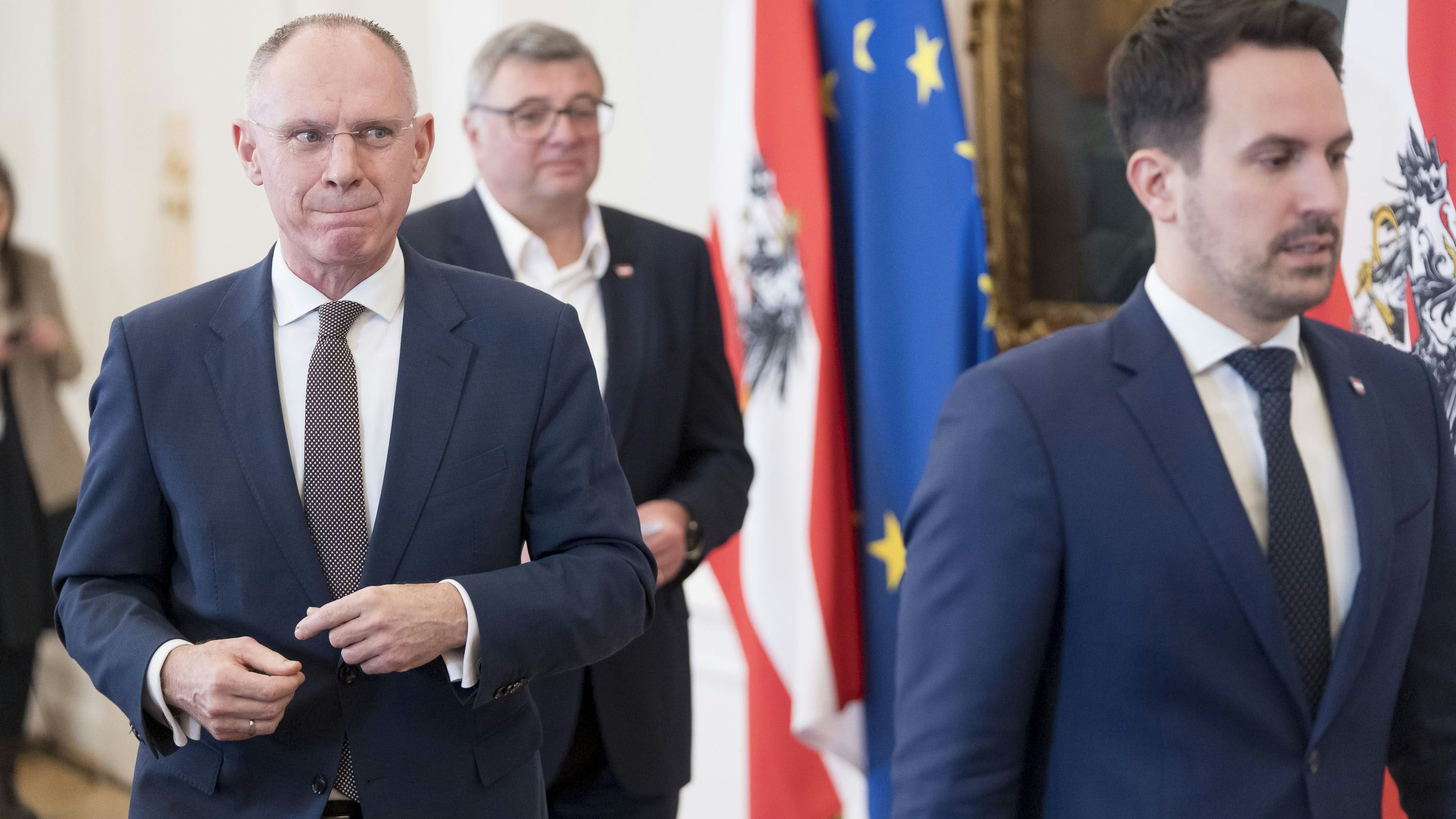 Von den zwei Lackeln neben mir ...