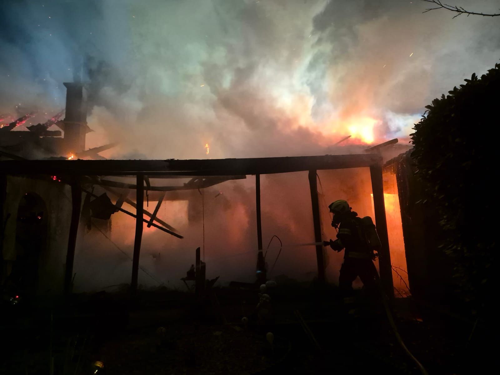 Bei einem Großbrand in Loretto kam eine Hausbewohnerin ums Leben. 