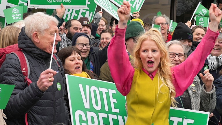 Die Nachwahlen in Gorton and Denton, einem Wahlkreis im Südosten von Manchester, endeten mit einer politischen Sensation. Die Grünen bremsten die Rechtspopulisten aus, für den britischen Labour-Premier Keir Starmer setzte es die nächste Schlappe. Die Gründe.