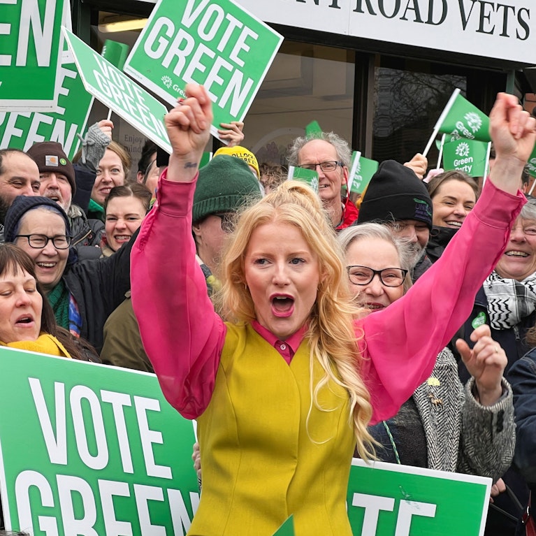 Die Nachwahlen in Gorton and Denton, einem Wahlkreis im Südosten von Manchester, endeten mit einer politischen Sensation. Die Grünen bremsten die Rechtspopulisten aus, für den britischen Labour-Premier Keir Starmer setzte es die nächste Schlappe. Die Gründe.