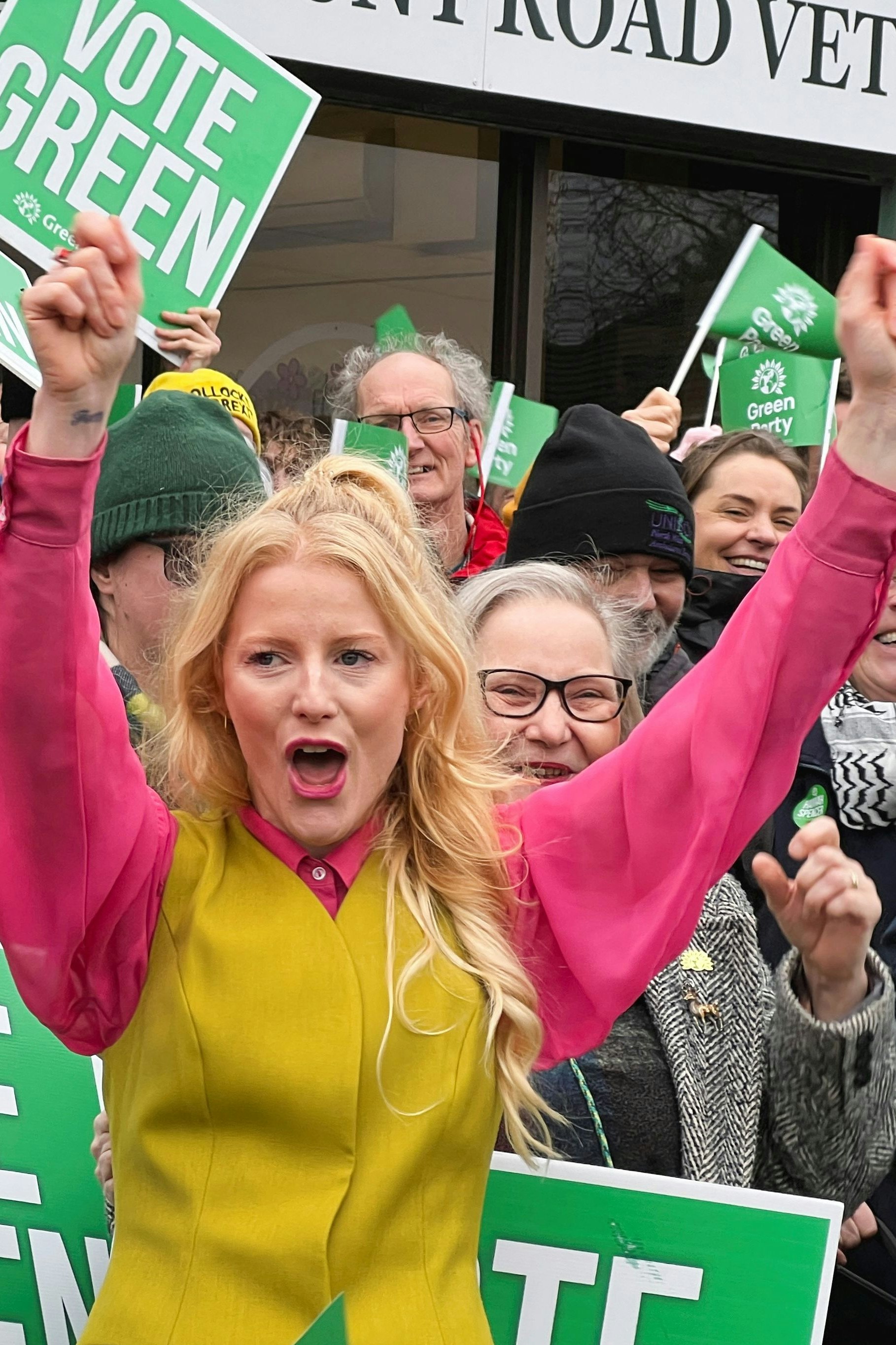 Hannah Spencer, grüne Spitzenkandidatin in Gorton and Denton, absolvierte im Wahlkampf eine Ausbildung zur Stuckateurin