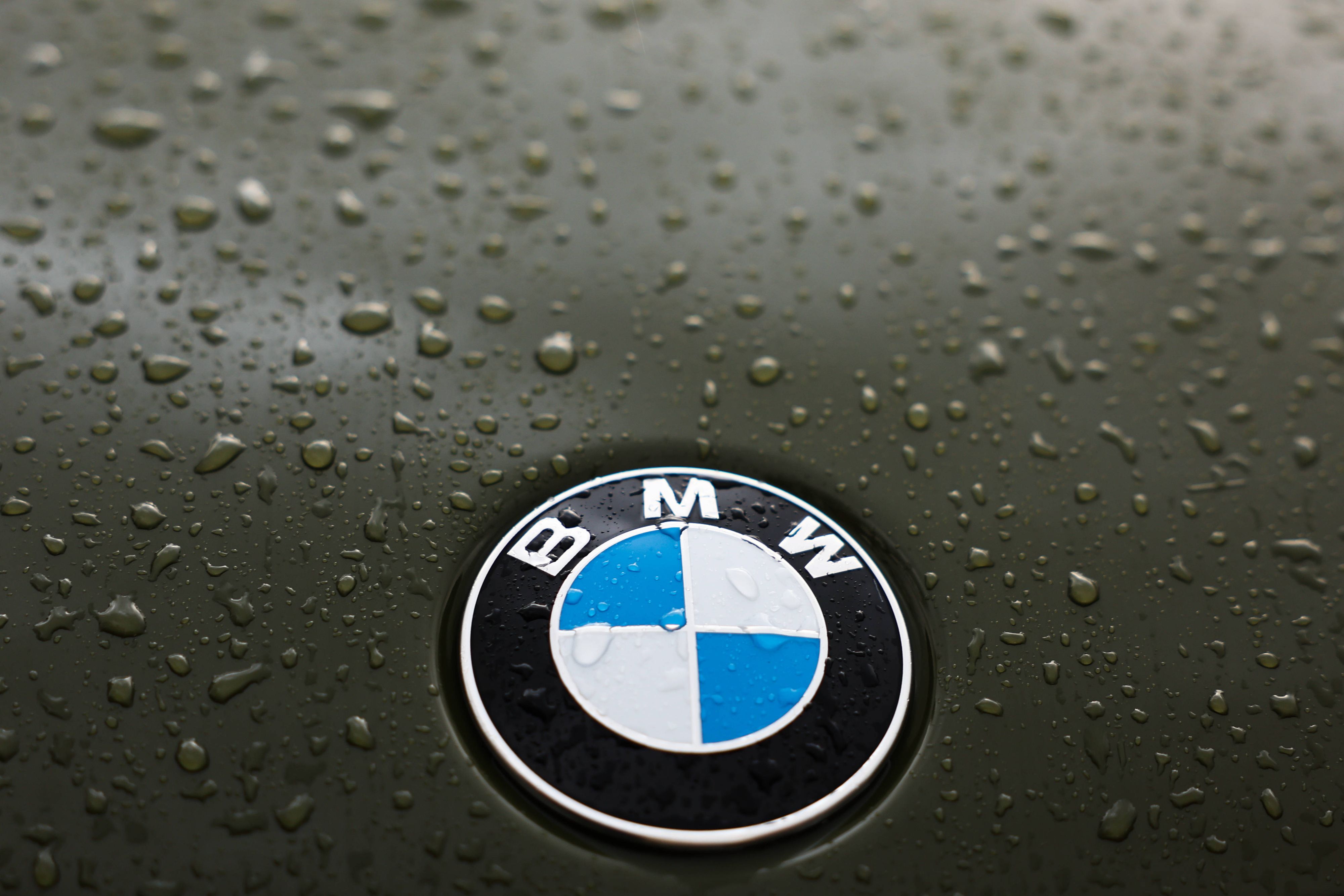 Bei BMW werden knapp 340.000 Fahrzeuge zurückgerufen. (Symbolbild)