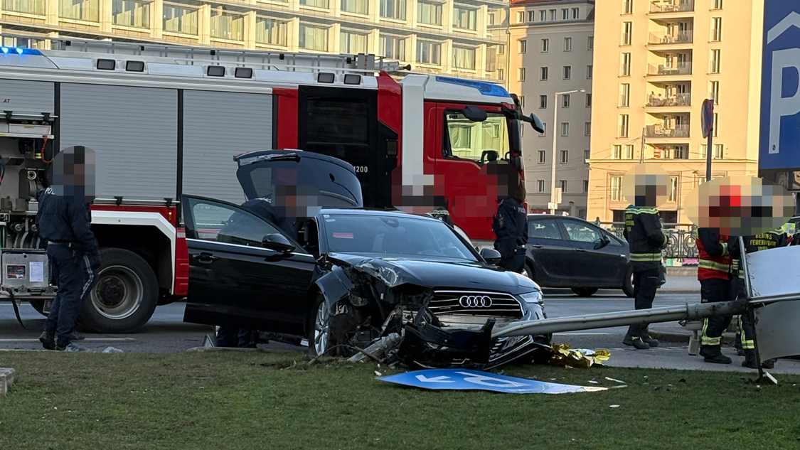 Heute.at - Crash! Auto donnert in Wien gegen Leuchtreklame