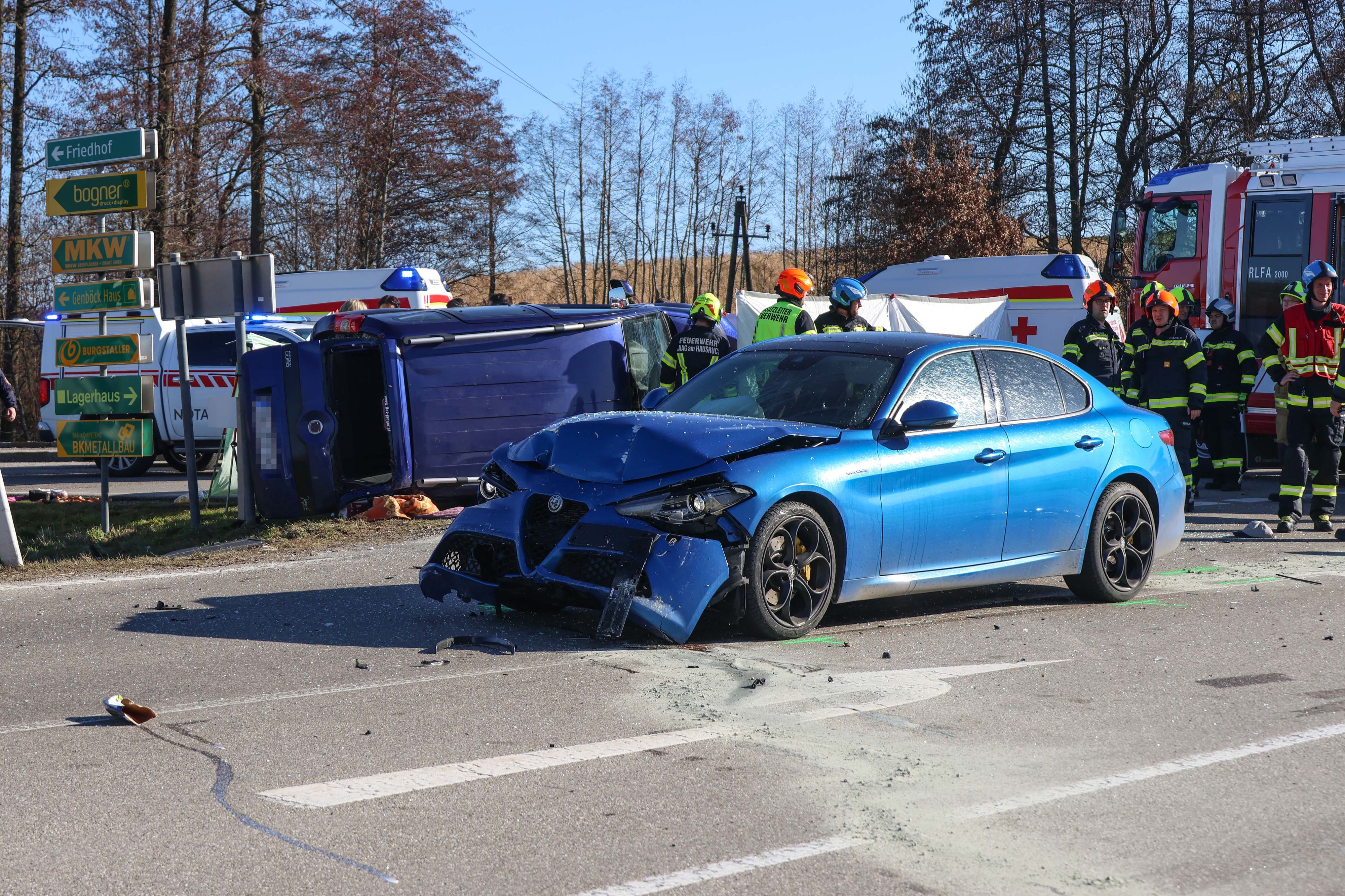 Heute.at - Lenker wird bei Kreuzungs-Crash eingeklemmt und stirbt