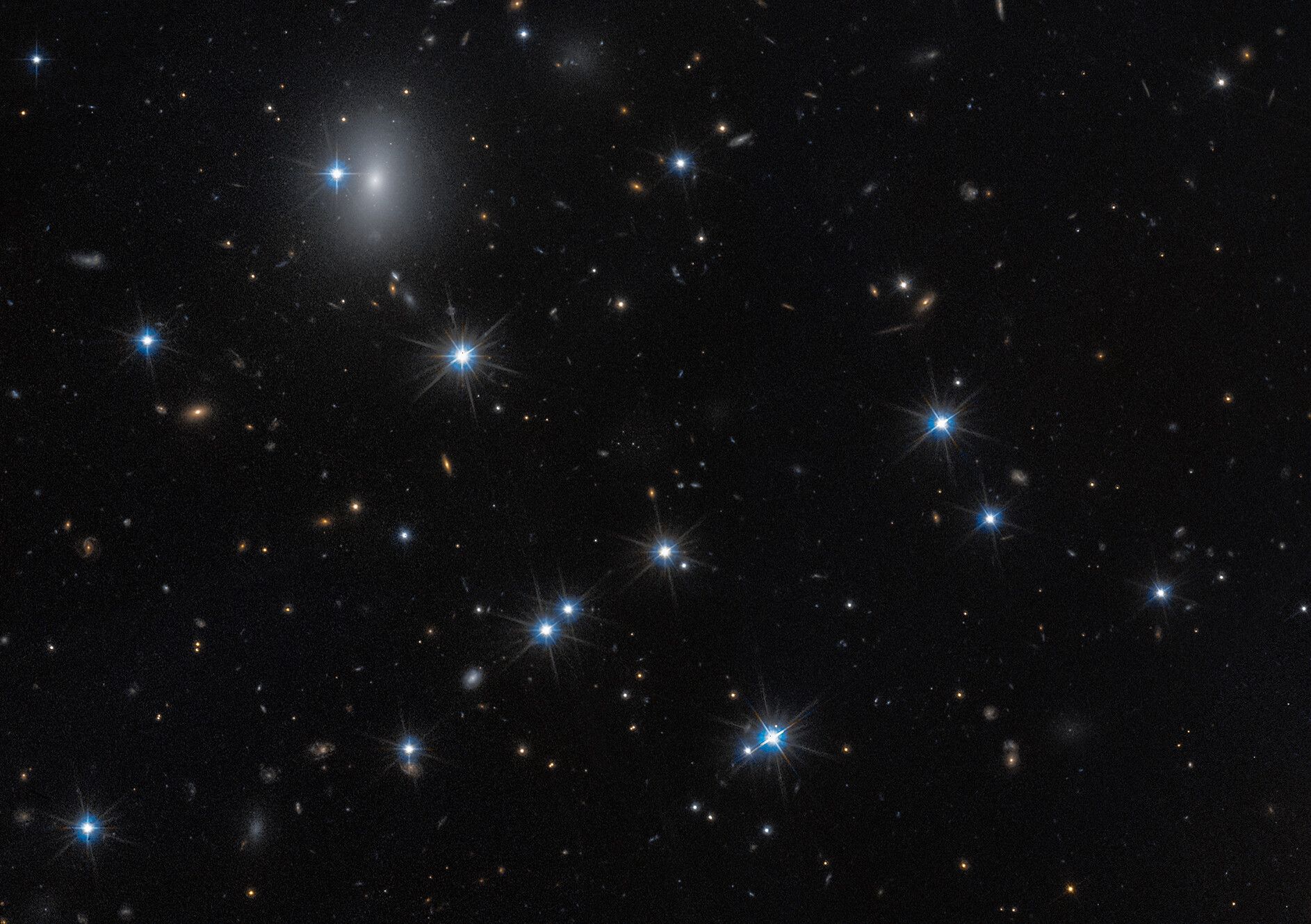 Mitten im Bild verbirgt sich die Galaxie CDG-2 – sie enthält nur wenige, weit verstreute Sterne und bleibt daher nahezu unsichtbar.